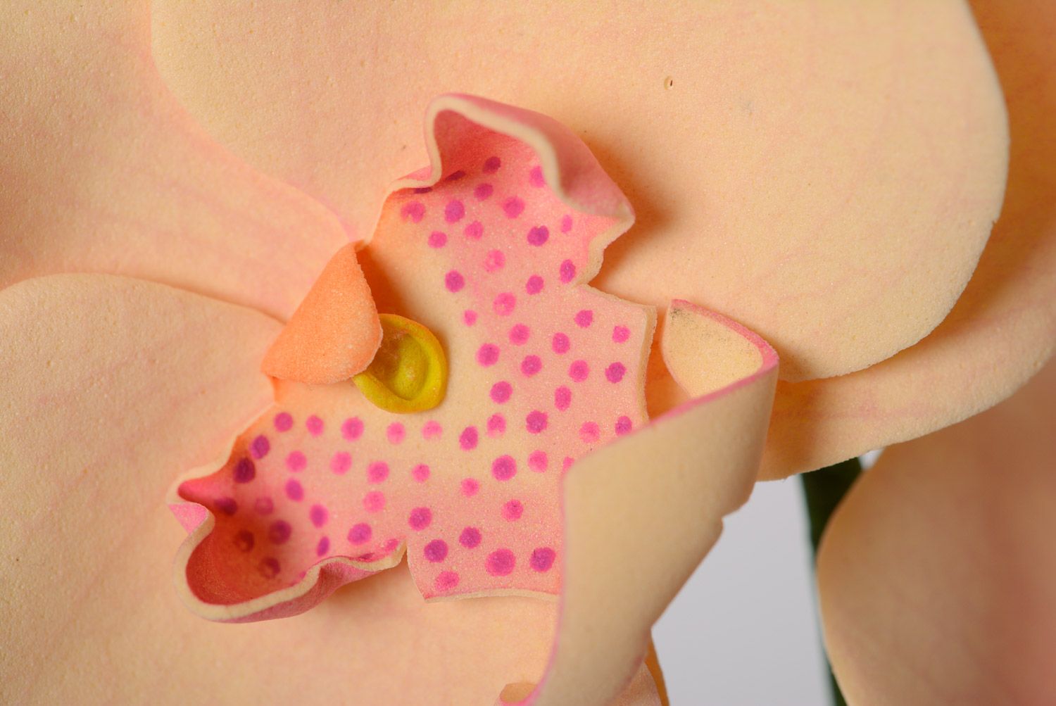 Красивый искусственный цветок из эластичной замши орхидея ручной работы в горшке фото 3