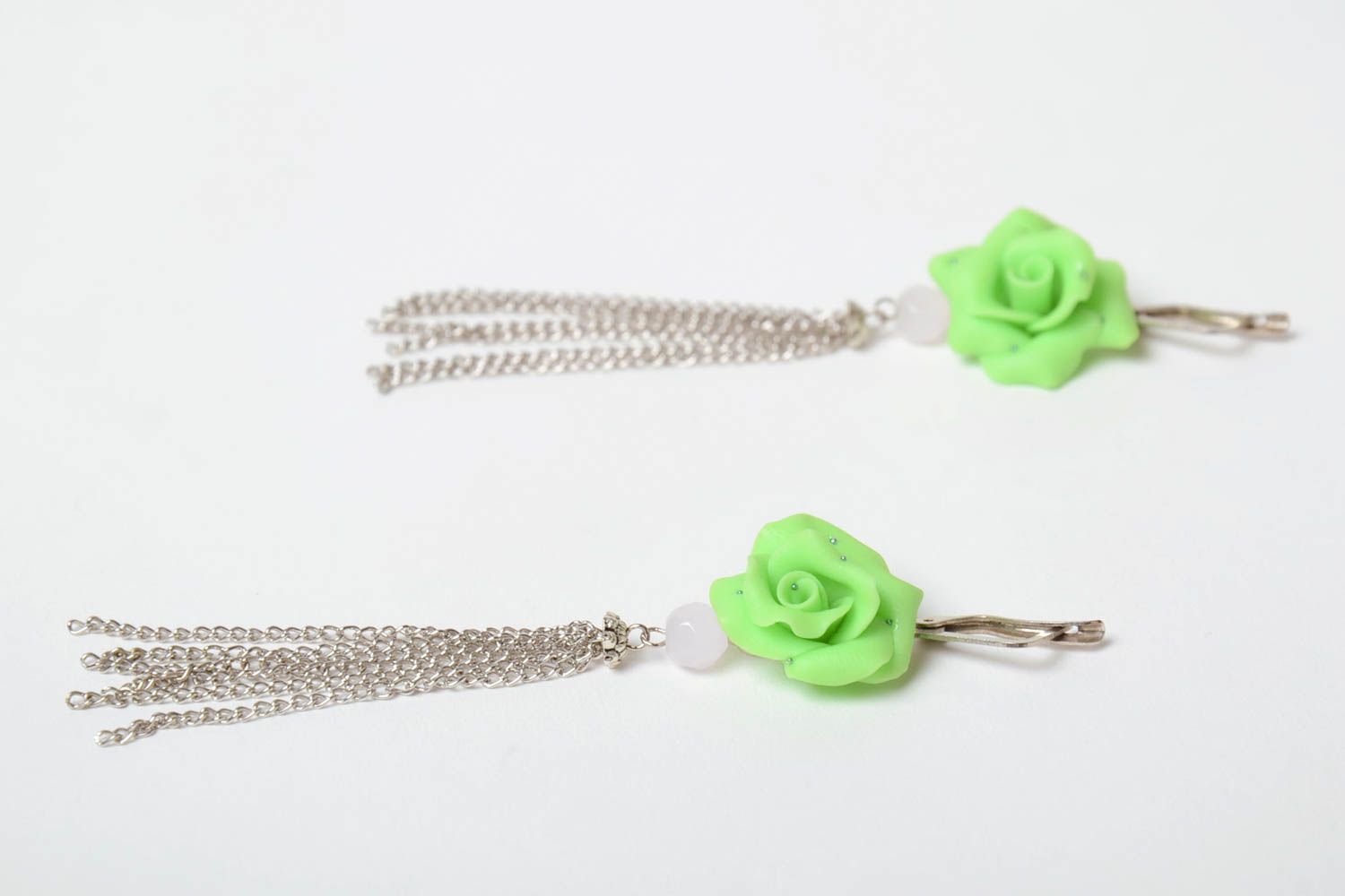 Pendientes largos con flores de arcilla polimérica verdes claros artesanales foto 3