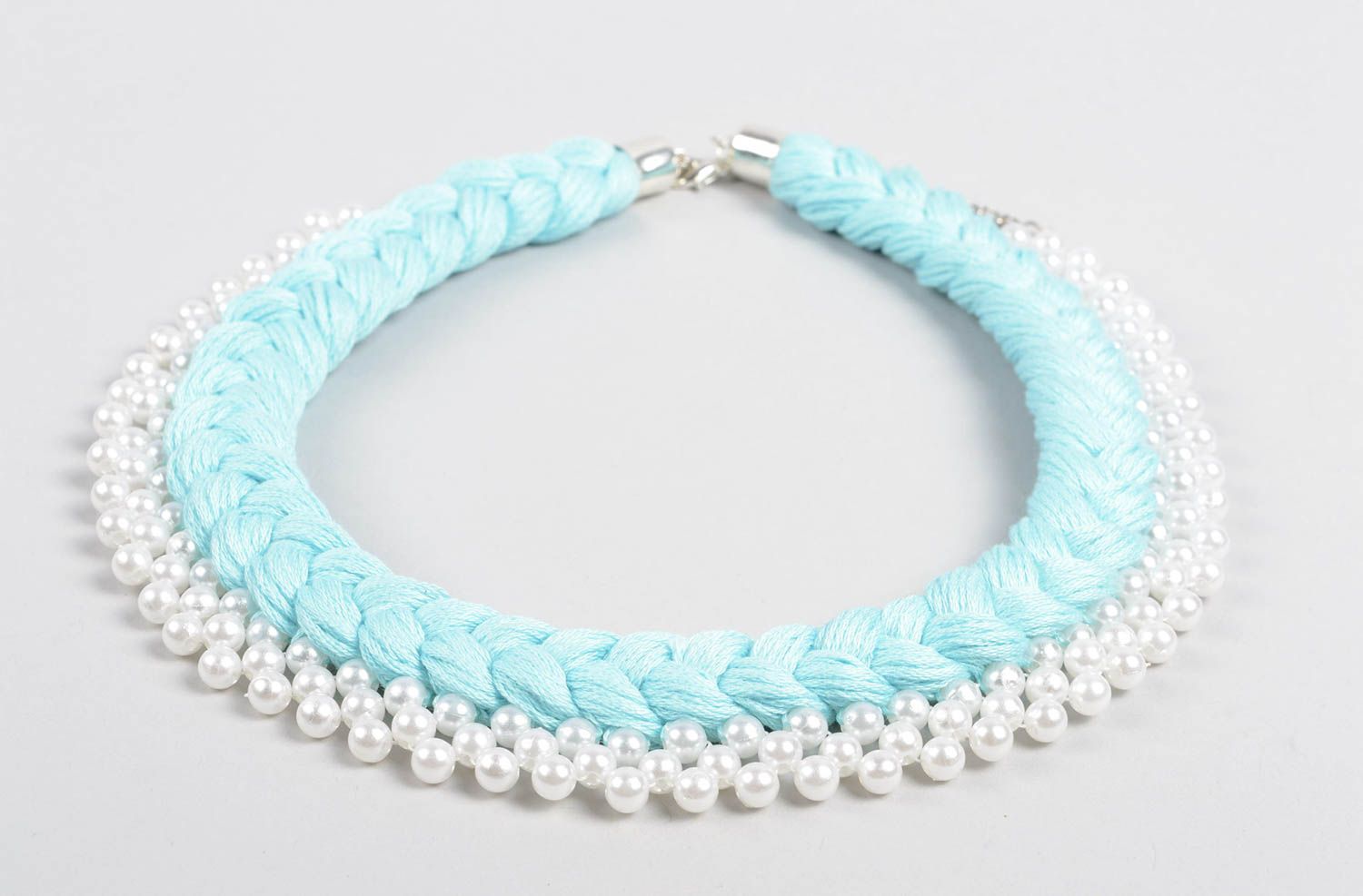 Collier textile Bijou fait main bleu ciel avec fausses perles Cadeau femme photo 2