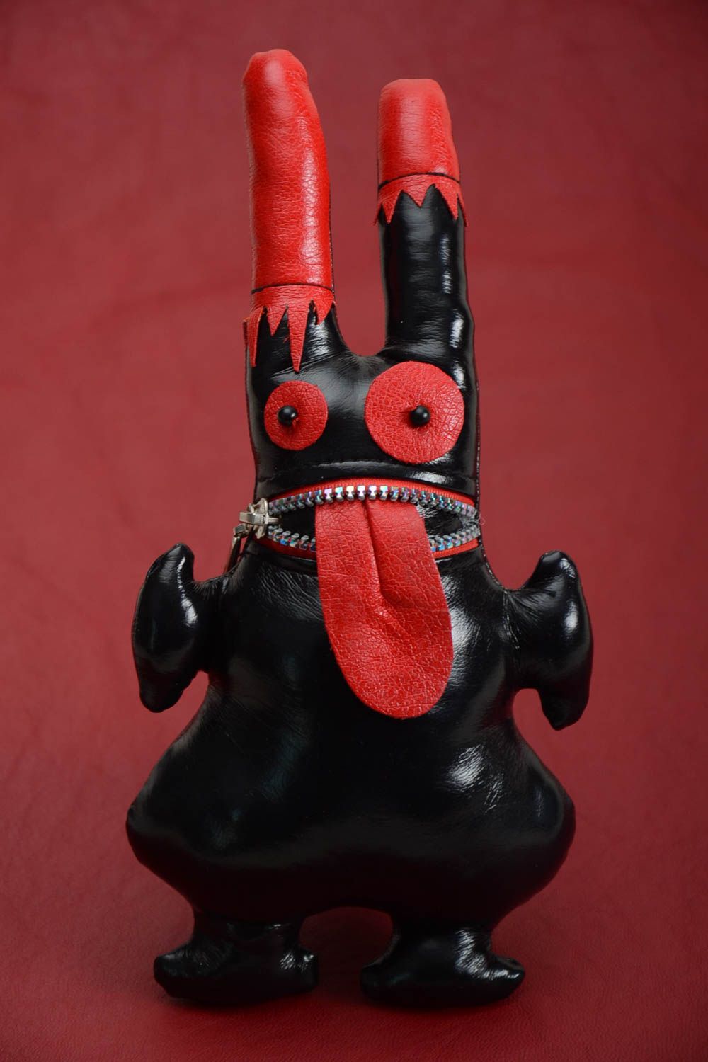 Handmade kreatives Spielzeug Kuscheltier Hase aus Leder künstlerisch Haus Deko foto 1