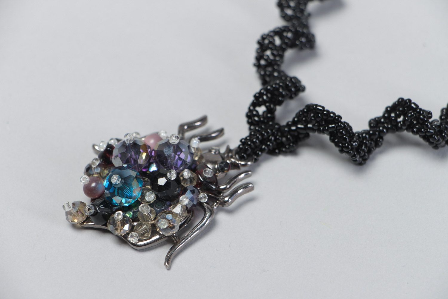 Collier en perles de rocailles et verre avec araignée fait main noir gothique photo 3
