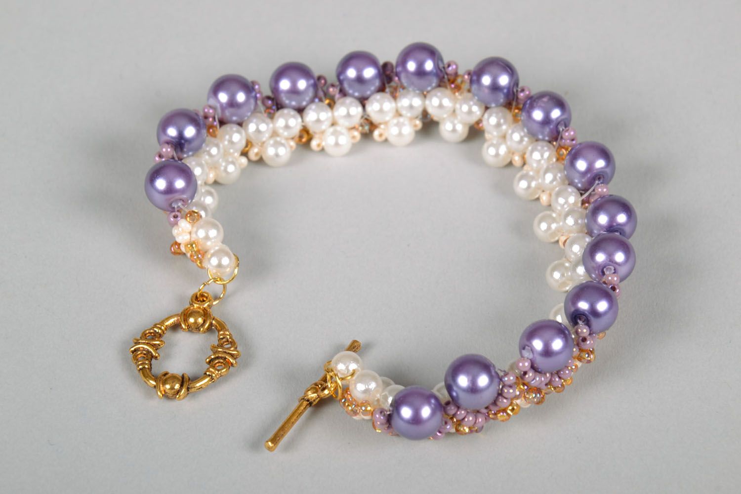 Bracelet made of beads and artificial pearls photo 3