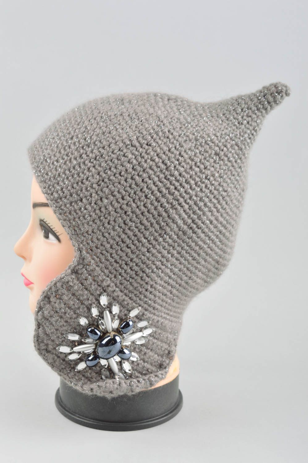 Вязаная шапка ручной работы зимняя шапка с вышивкой бисером вязаная шапочка фото 3