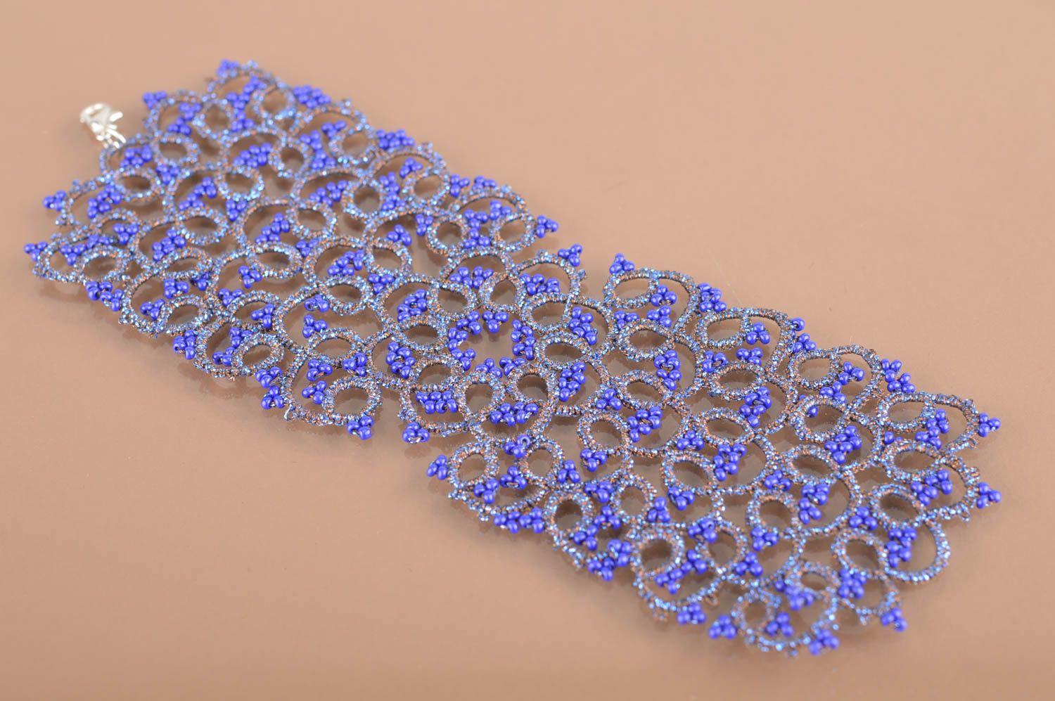 Bracelet bleu fils de satin perles de rocaille tchèques frivolité fait main photo 2