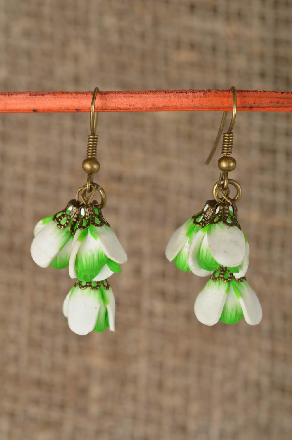 Lange weiß grüne Designer handmade Ohrringe aus Polymerton mit Blumen  foto 1