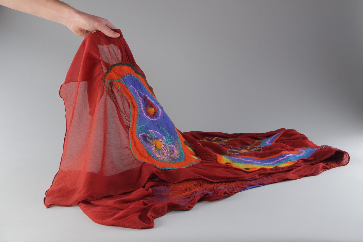 Палантин из шелка шифона и шерсти в технике валяния ручной работы женский бордовый фото 4