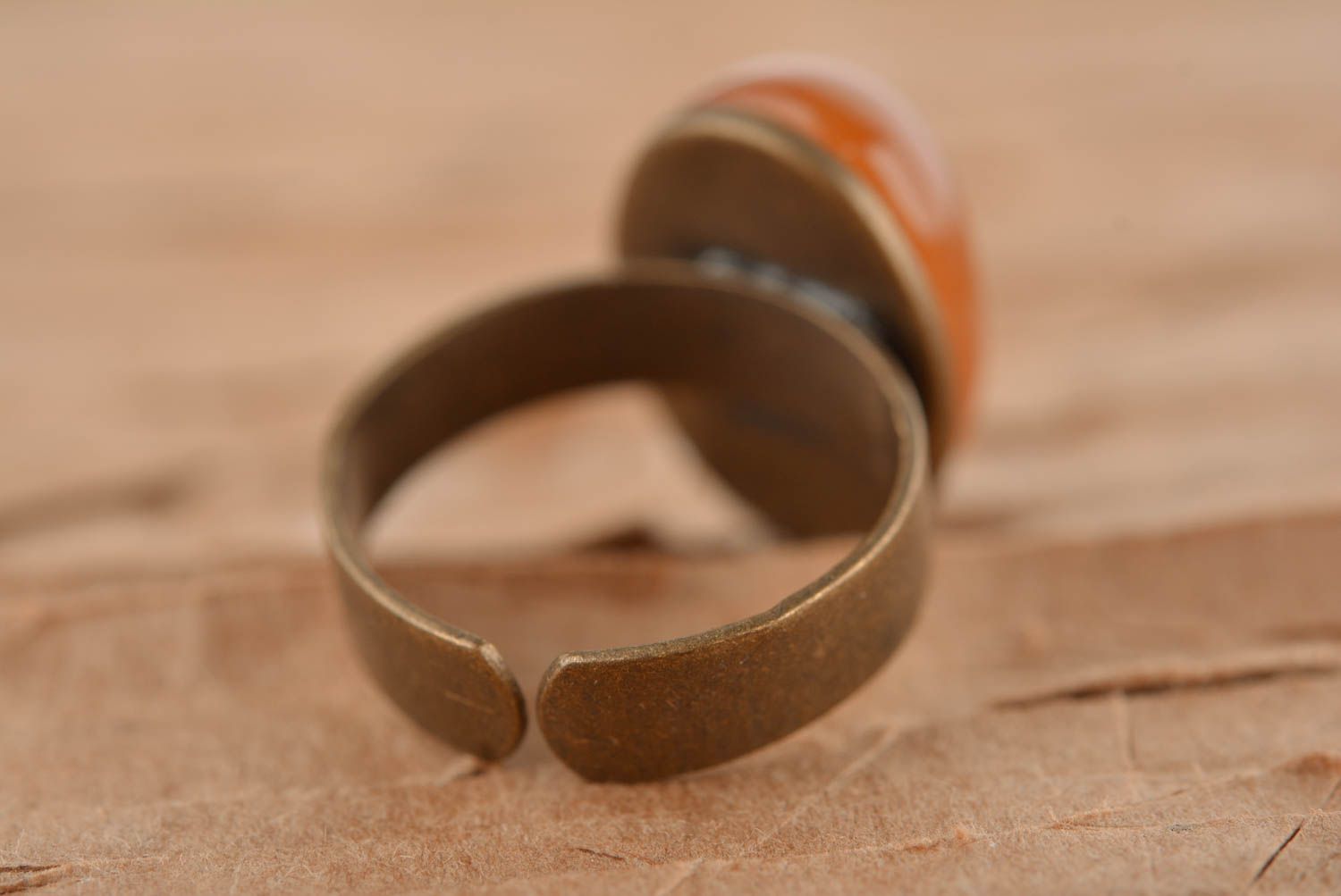 Кольцо ручной работы кольцо с камнем янтарного цвета металлическое украшение фото 5