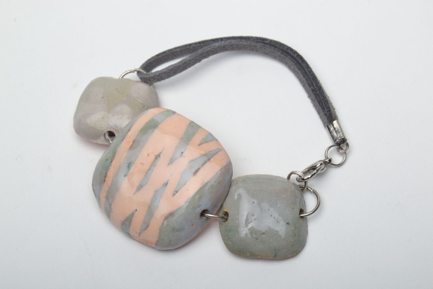 Bracelet en terre cuite avec perles plates grises photo 1