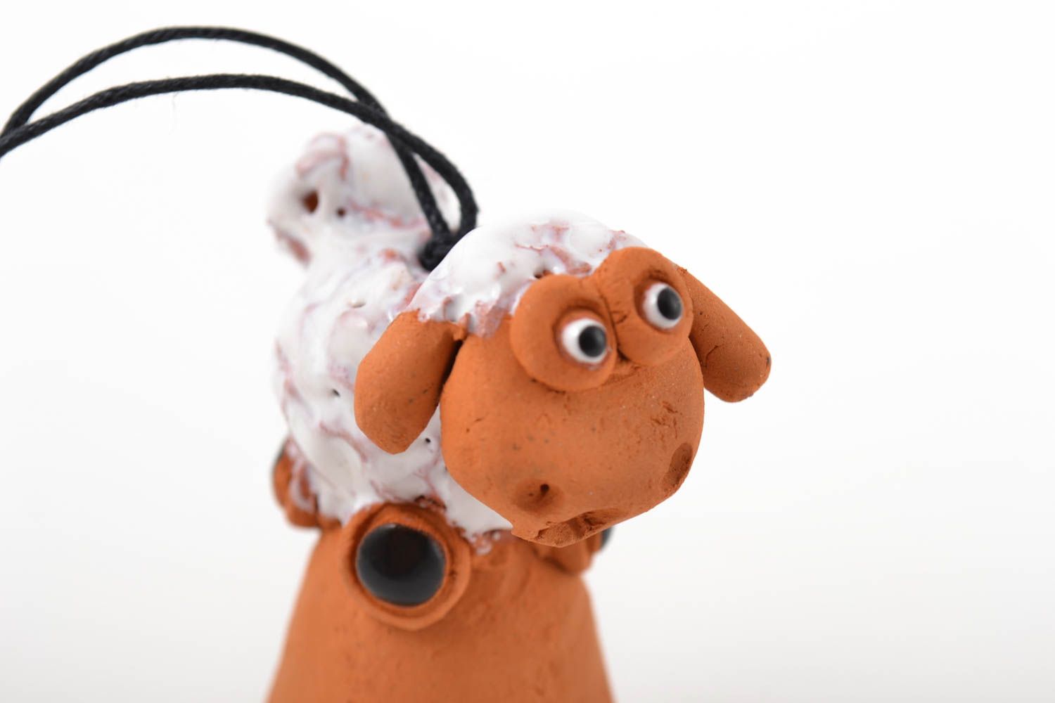 Campanello d'autore in ceramica fatto a mano a forma di agnello divertente
 foto 2