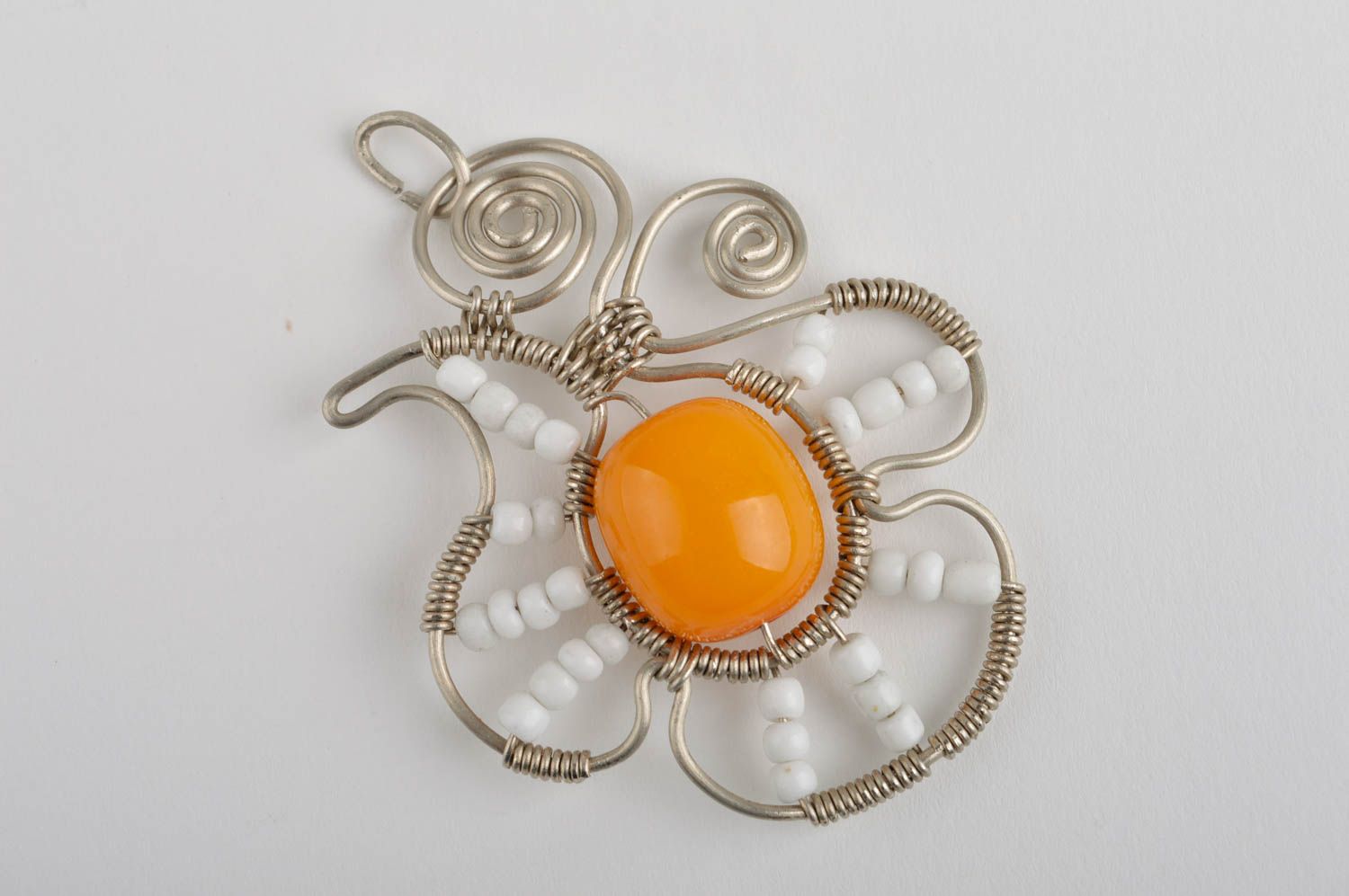 Pendentif ambre Bijou fait main de métal et perles de rocaille Accessoire femme photo 2