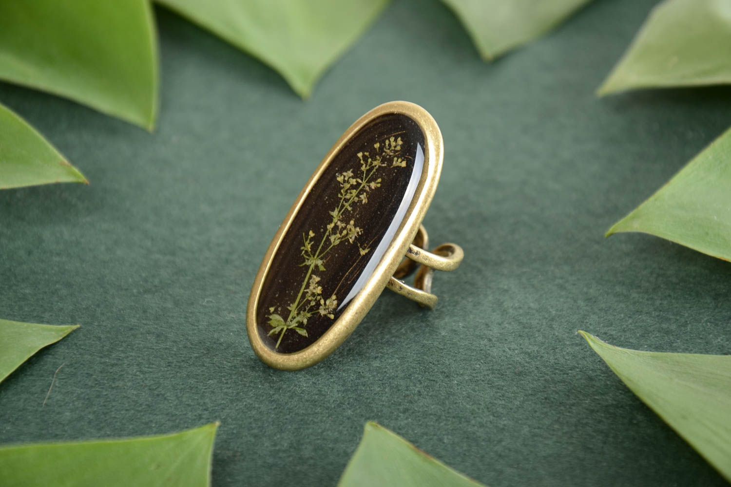 Stilvoller schöner ovaler Blumen Ring mit Epoxidharz schwarz Künstler Handarbeit foto 1