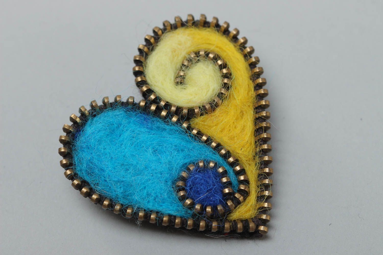 Broche en fermeture glissière et laine feutrée faite main coeur bleu-jaune photo 2