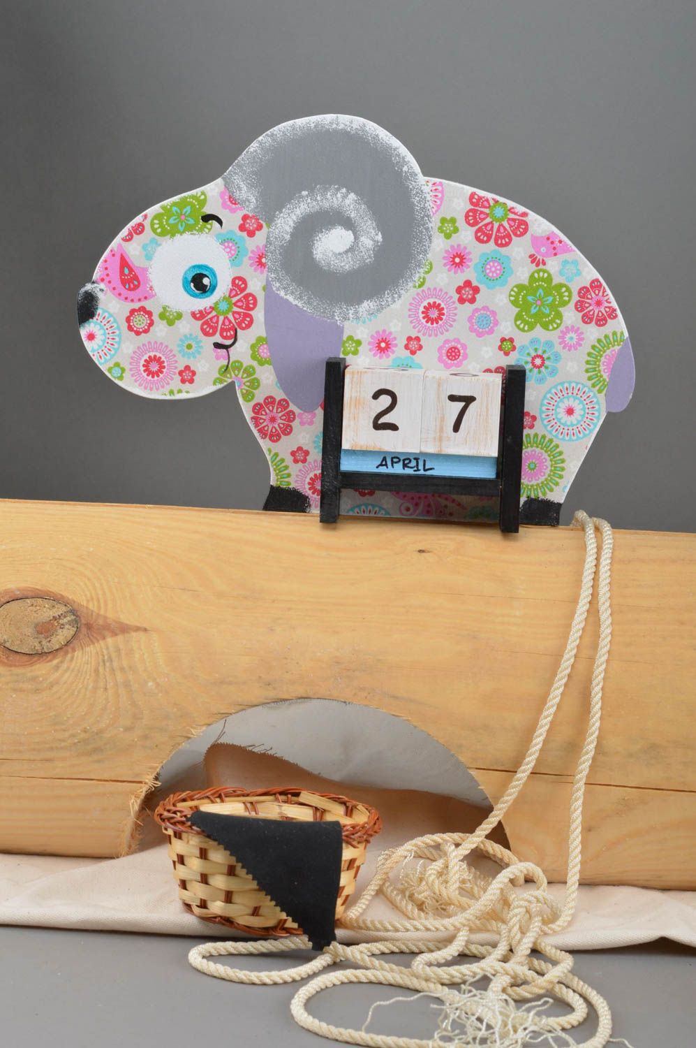 Детский календарь в виде барашка из фанеры декупаж в цветочек ручной работы фото 1