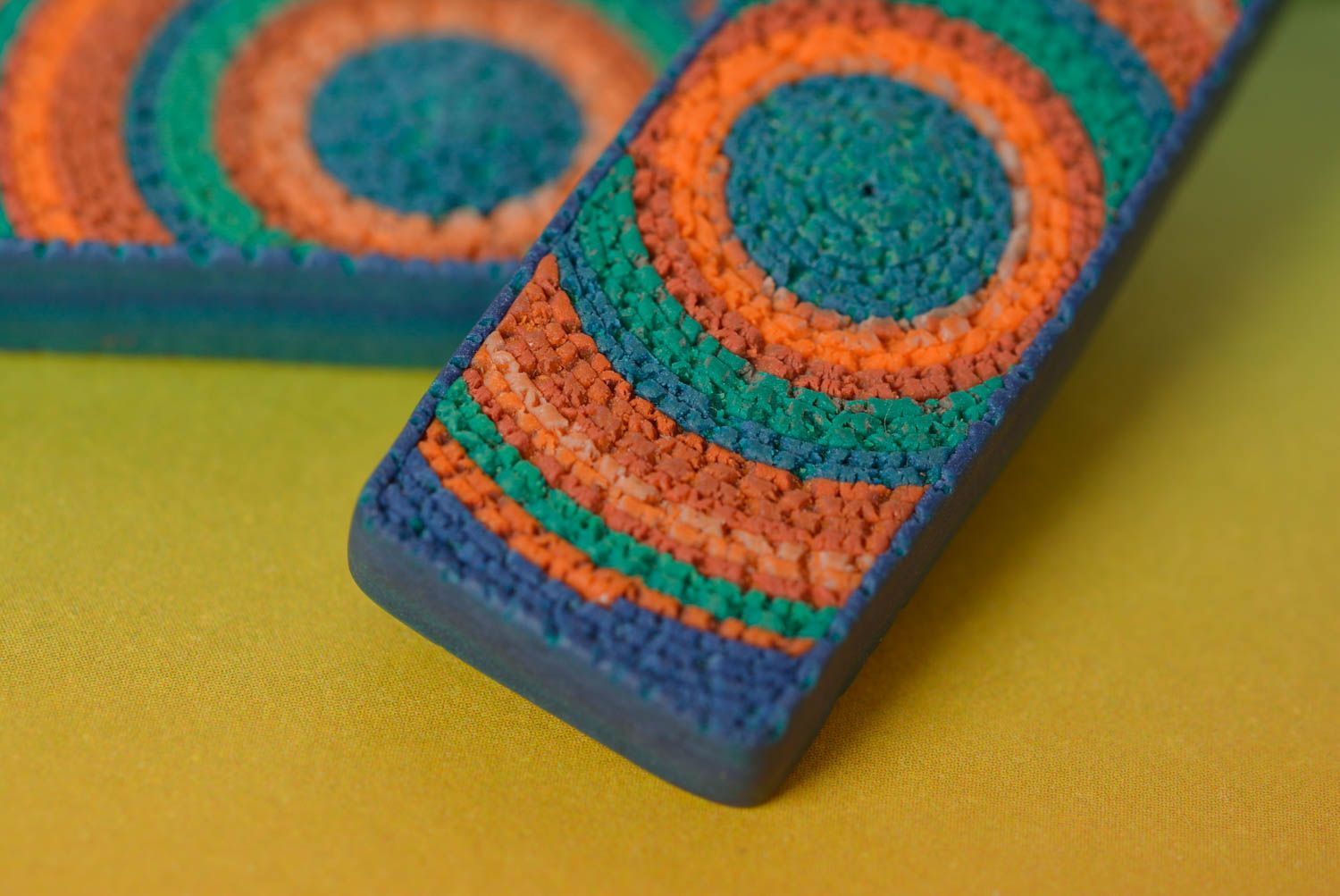 Яркие серьги из полимерной глины в технике рваный край ручной работы красивые фото 5