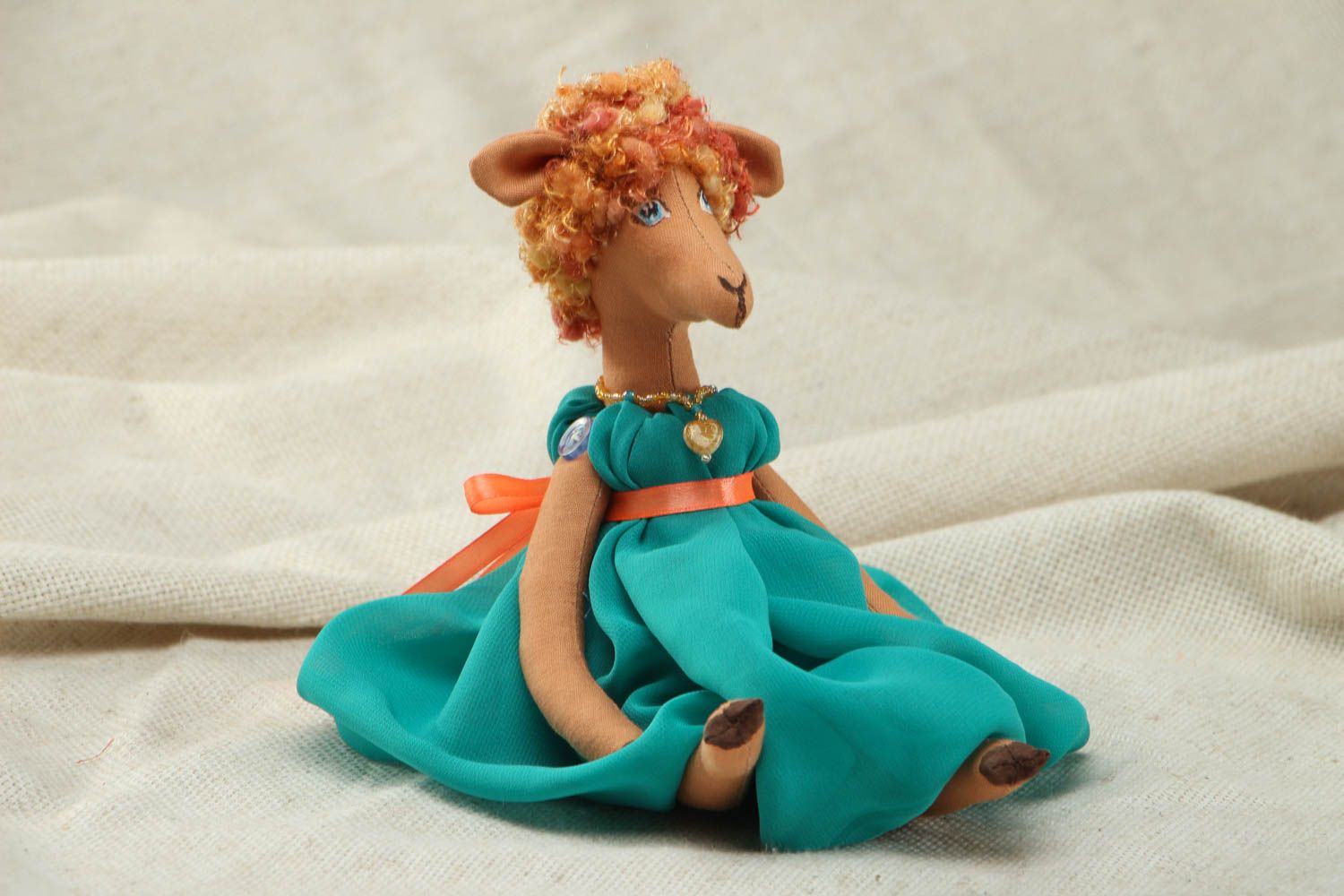 Kuschelige Puppe für Interieur Schaf im Kleid foto 1