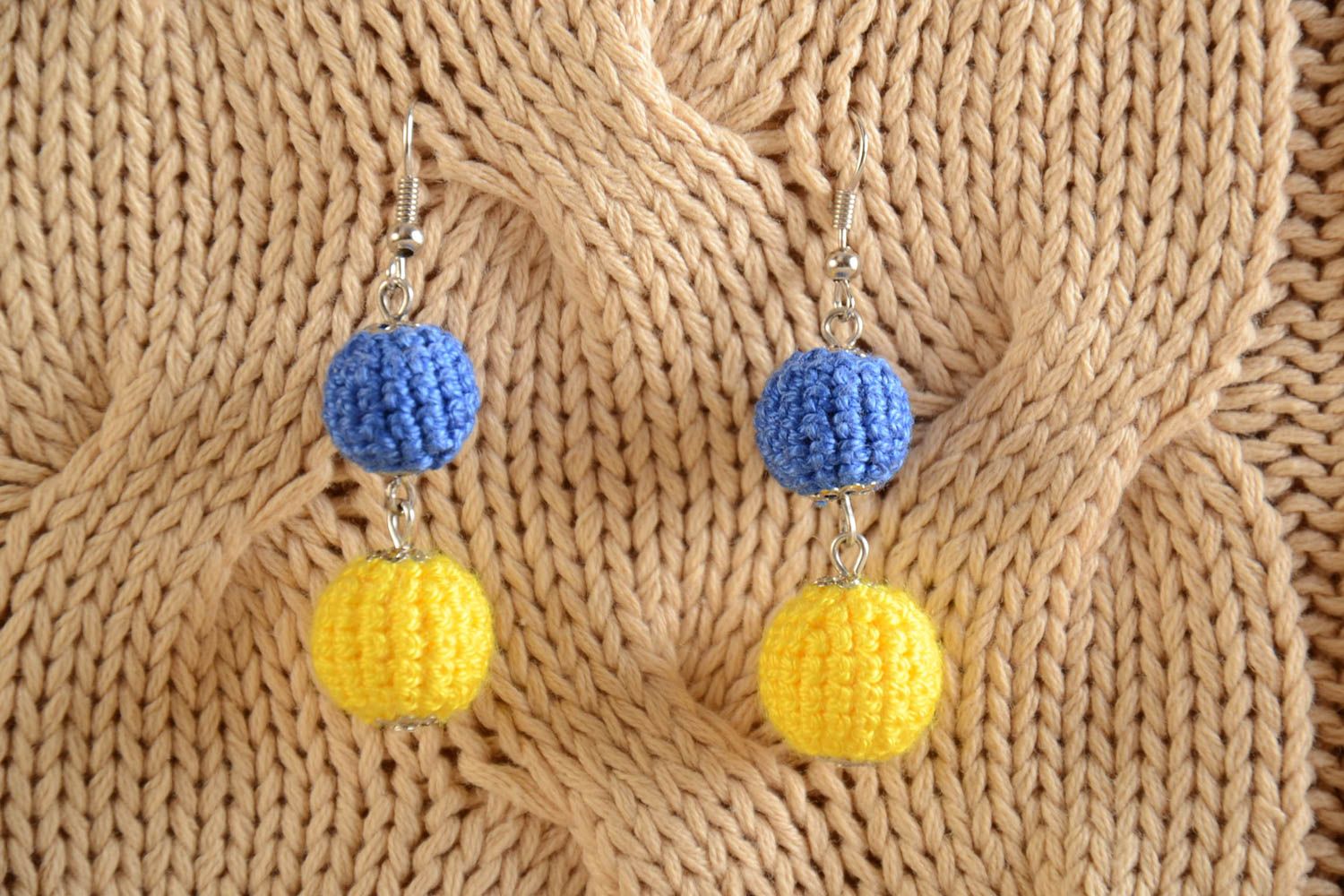 Gelb blaue lange Ohrringe aus Kugeln mit Fäden umhäkelt handgefertigt  foto 1