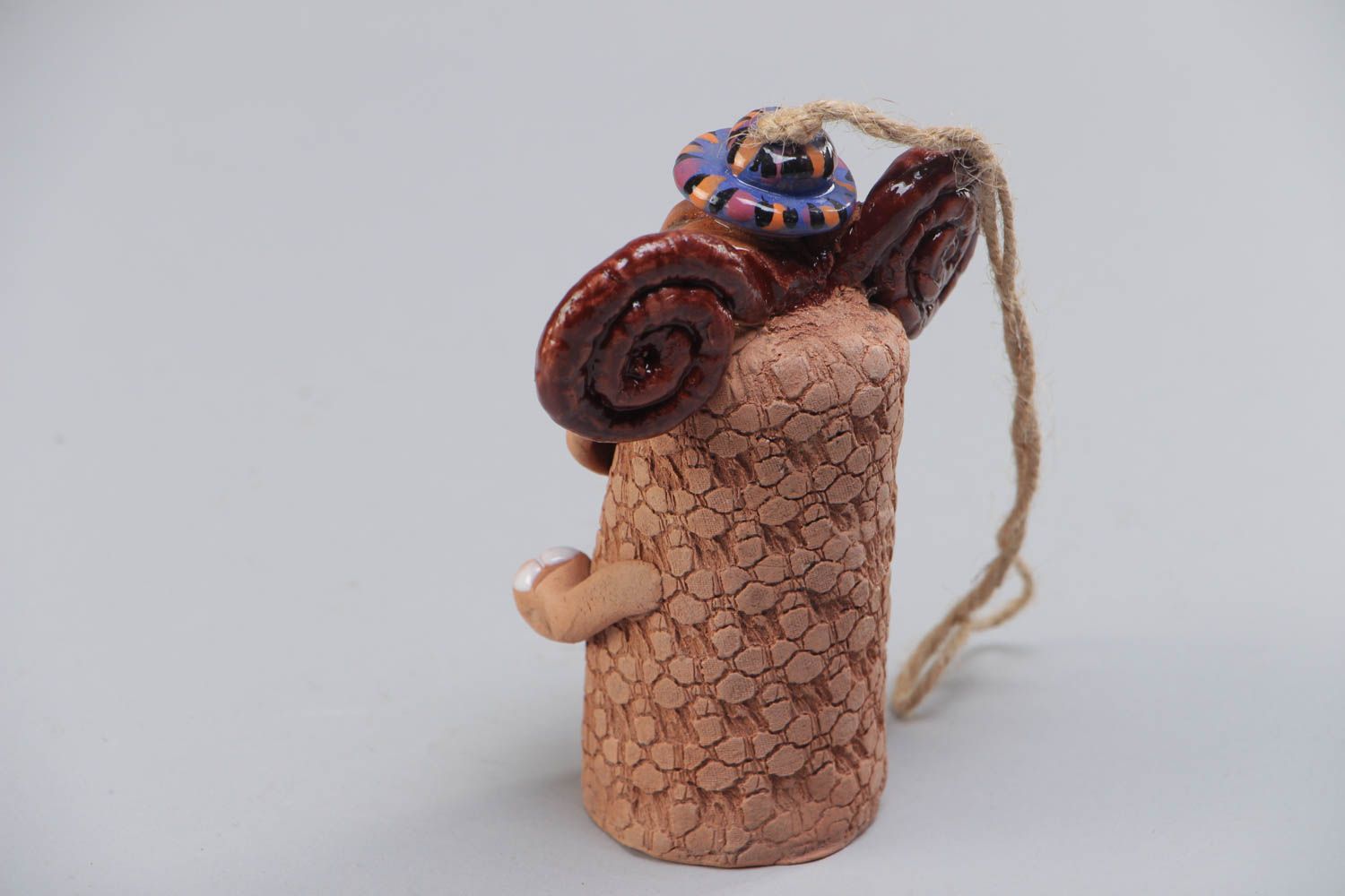 Авторский глиняный колокольчик в виде барашка ручной работы с росписью акрилом фото 3