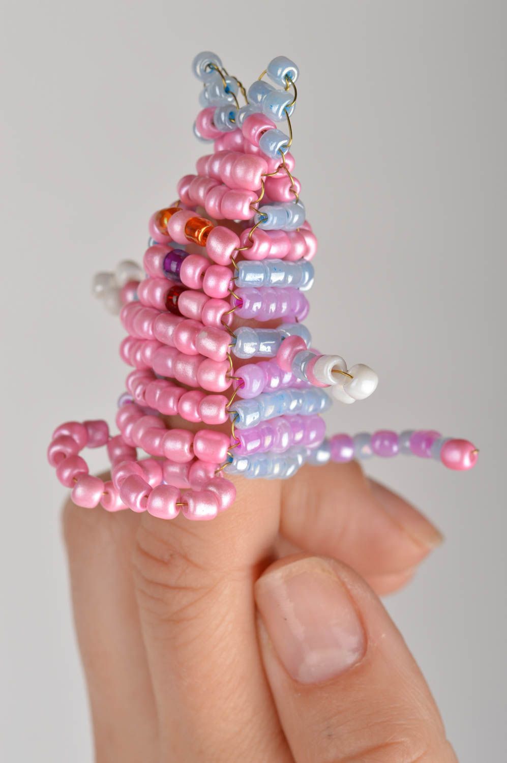 Розовая пальчиковая игрушка кот плетеная из бисера ручной работы оригинальная фото 1