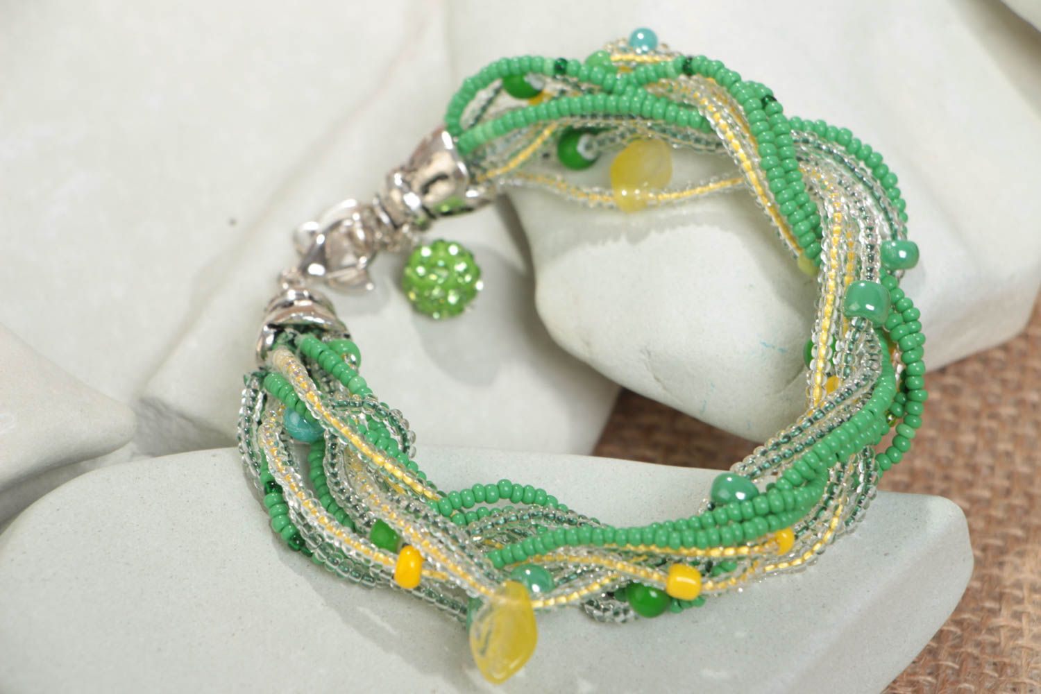 Handmade Armband aus Glasperlen und Kugeln grün gelb schön stilvoll künstlerisch foto 1