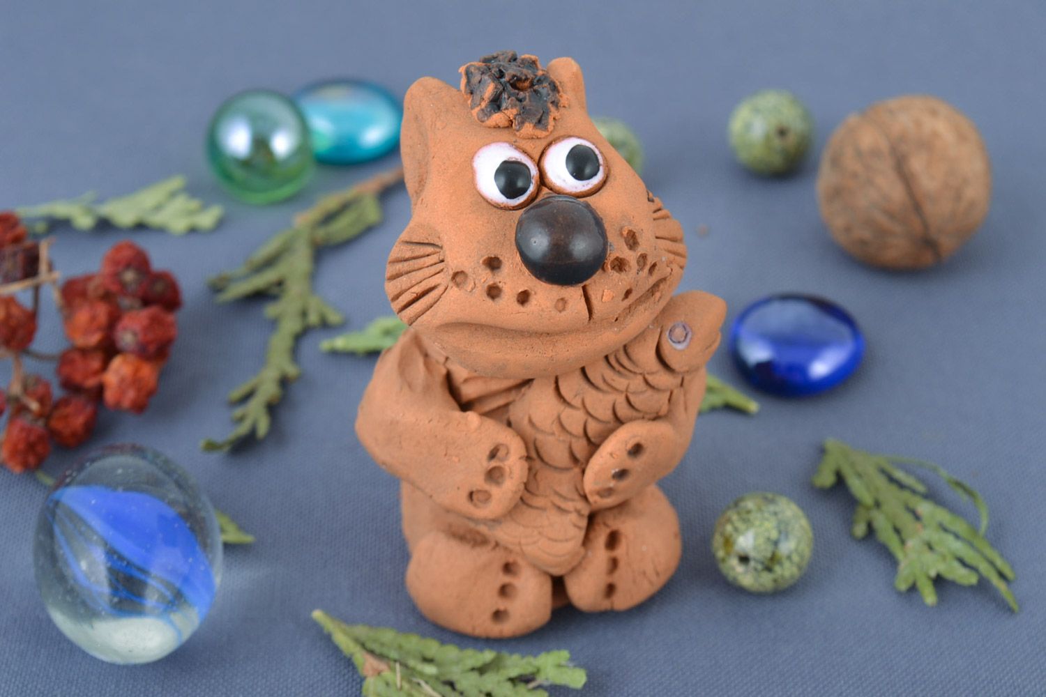 Figura artesanal de cerámica gato con pez modelada a mano de arcilla roja foto 1