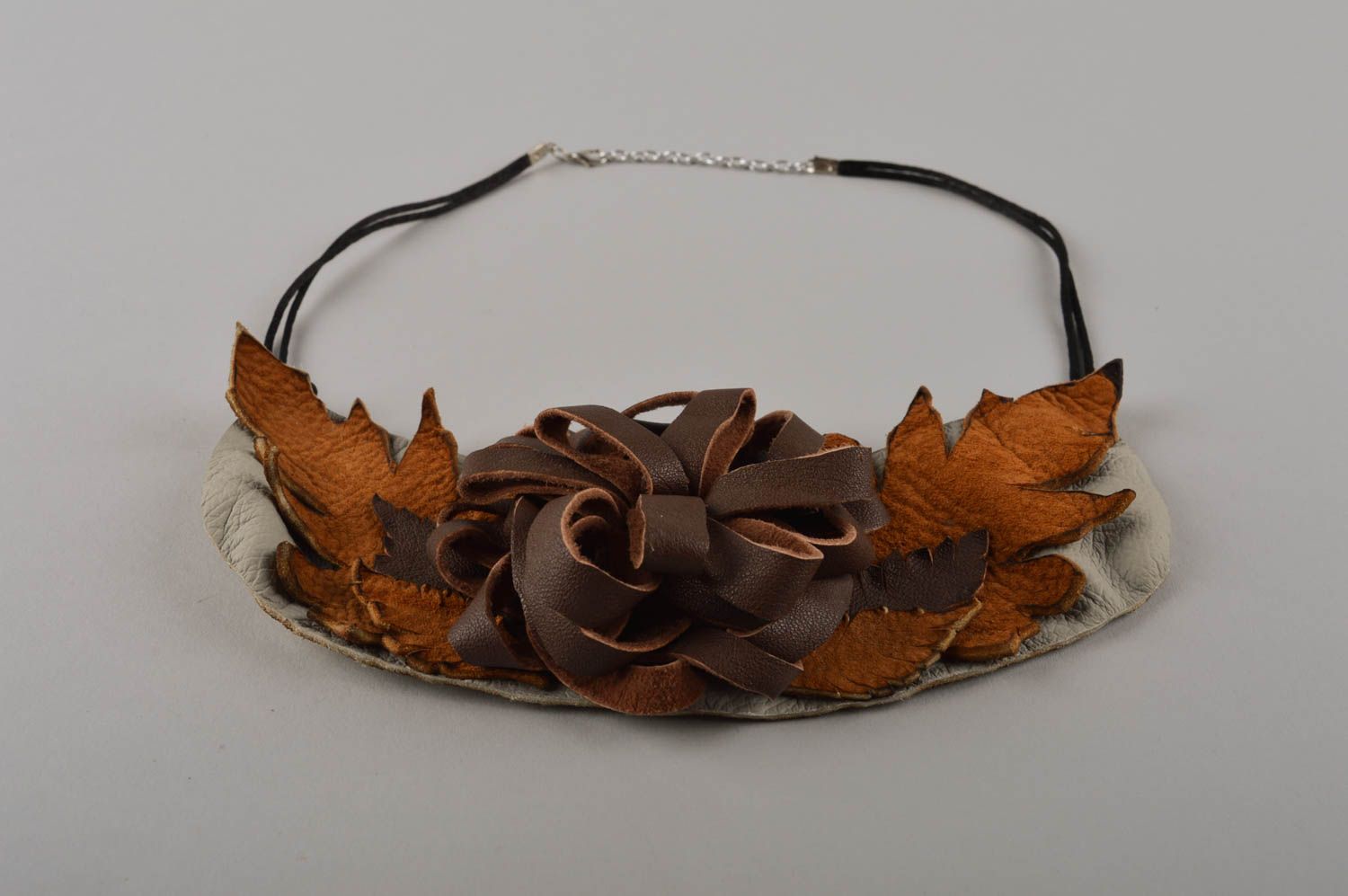 Collier en cuir Bijou fait main en forme de feuilles et fleur Cadeau femme photo 3
