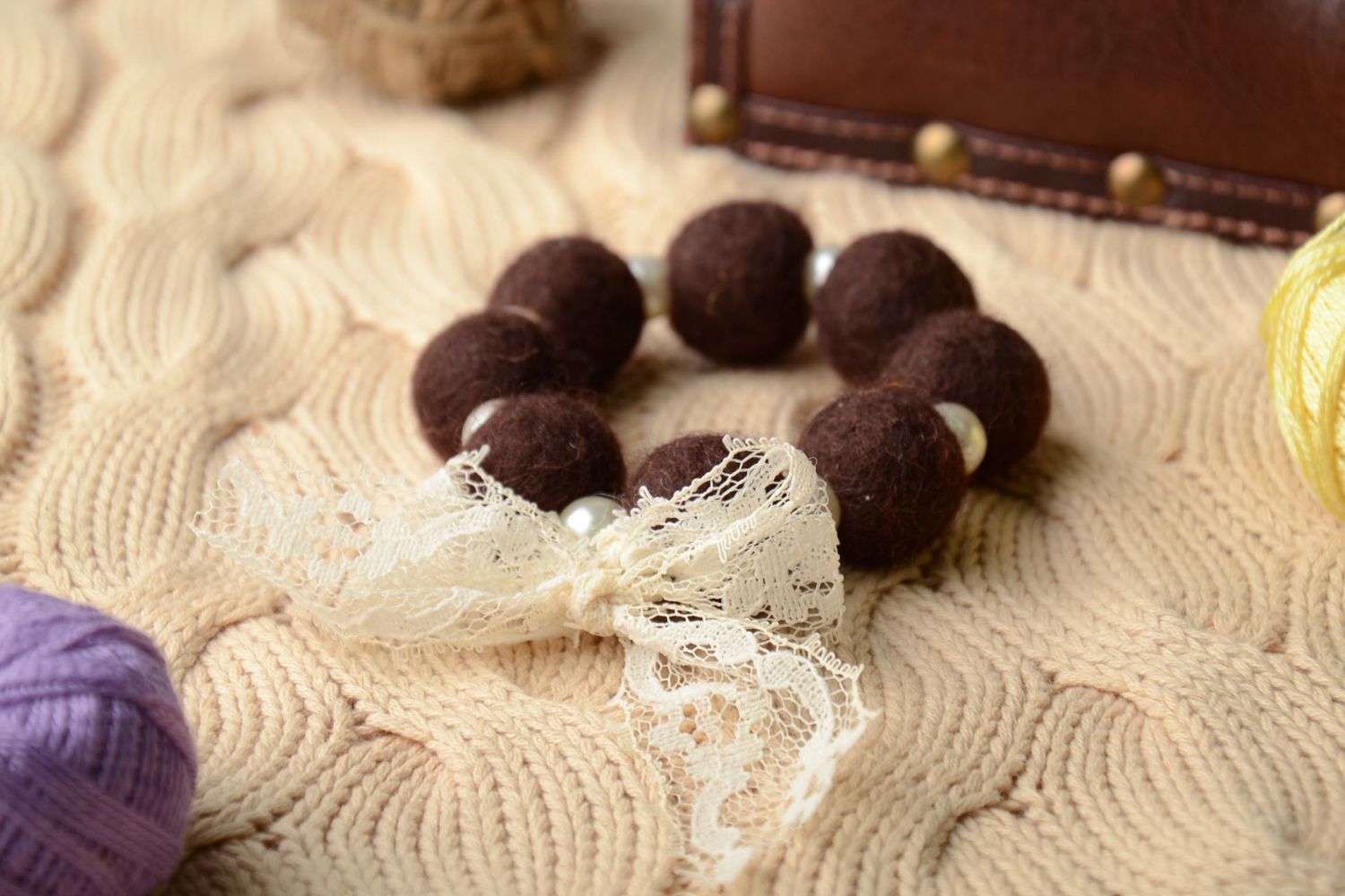 Bracelet en laine feutrée fait main Chocolat  photo 1