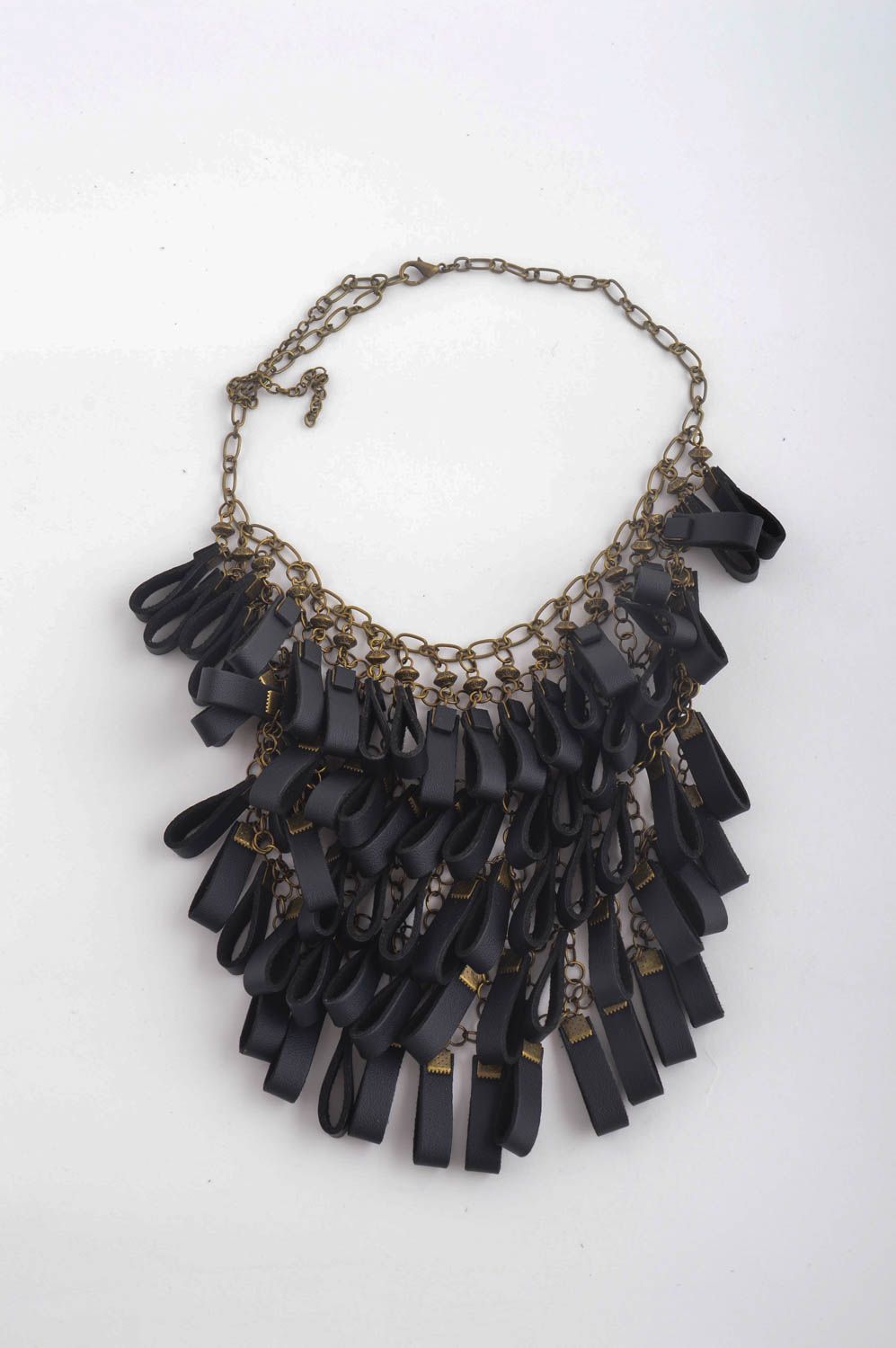 Подарок ручной работы кожаное колье черного цвета массивное ожерелье Бахрома фото 2