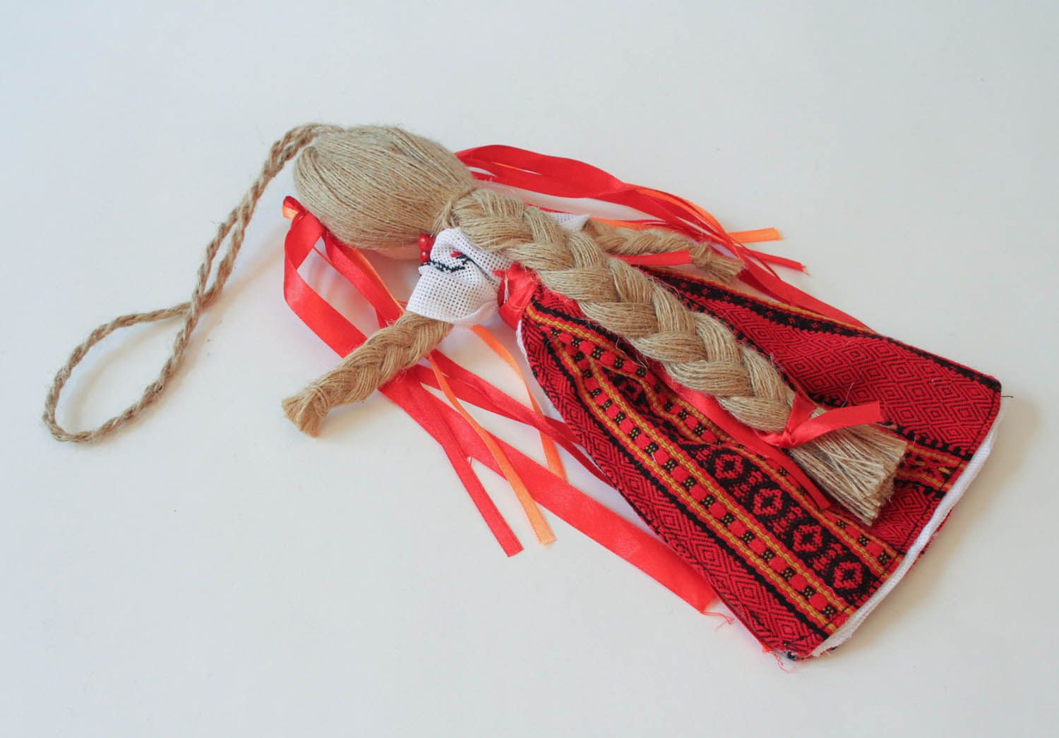 Boneca étnica protectora feita à mão de tecidos naturais de vermelho foto 4