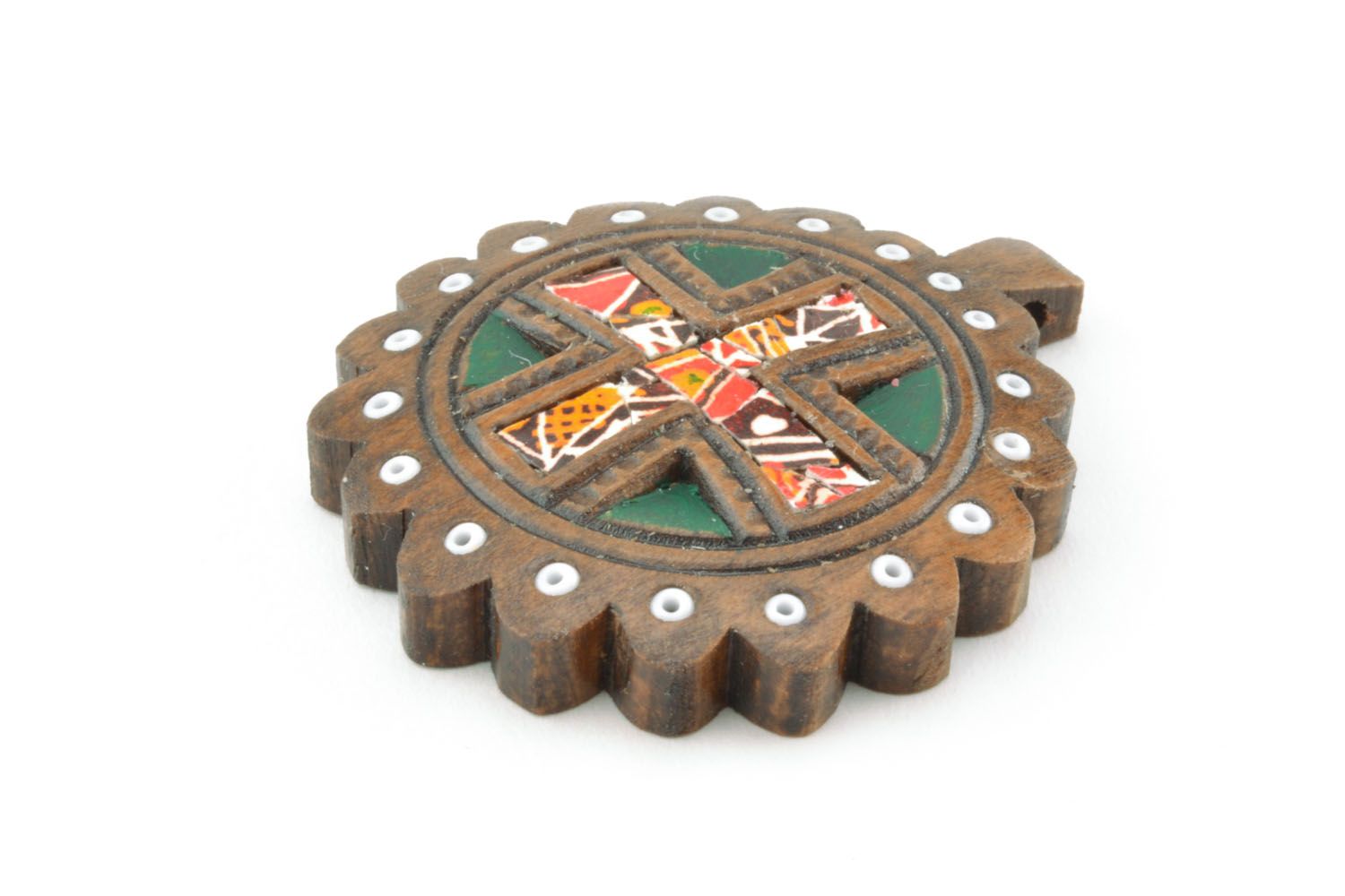 Amuleto de madera con imagen de cruz foto 3
