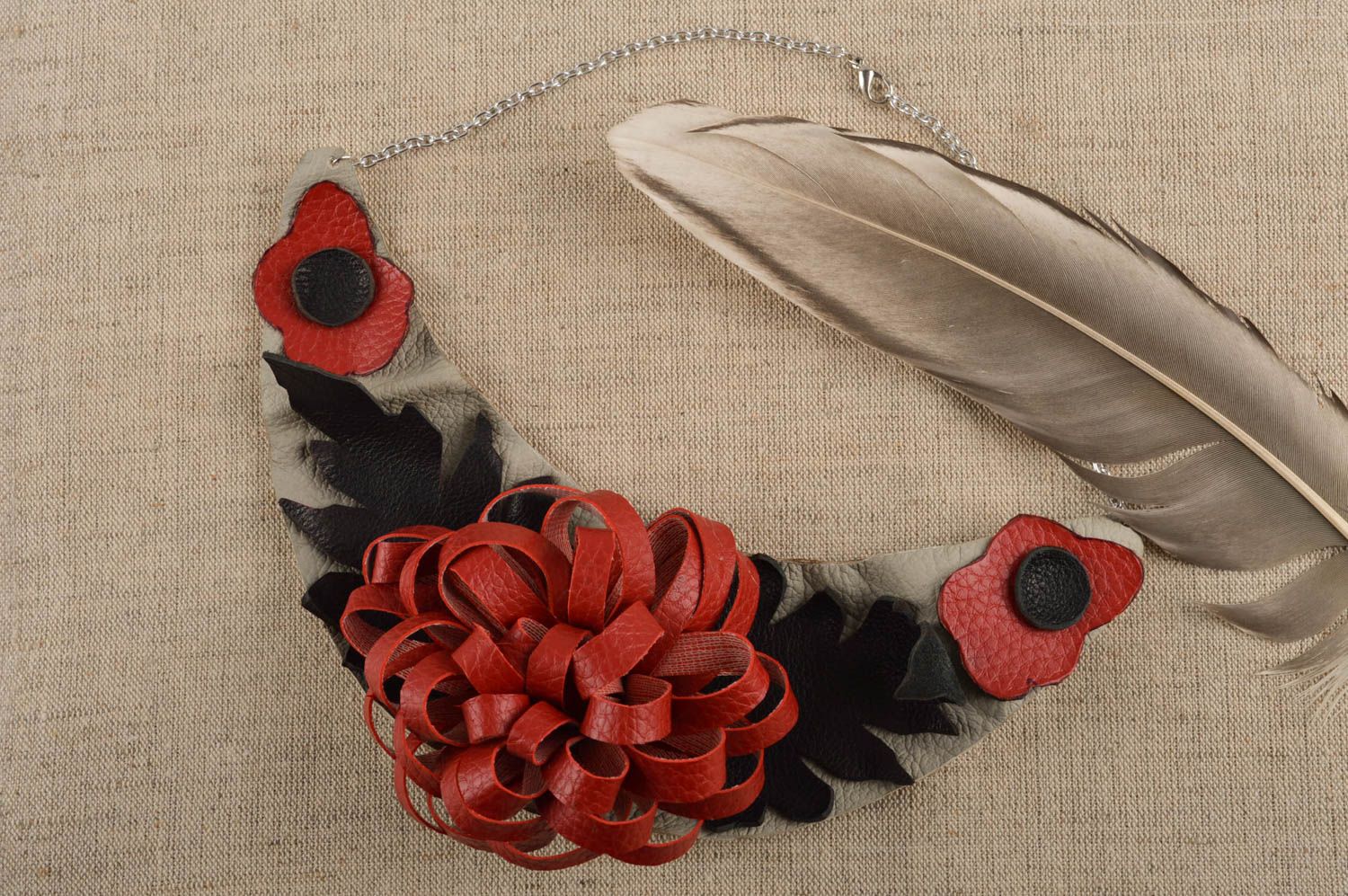 Collier en cuir Bijou fait main avec fleur rouge et chaîne Cadeau femme photo 1