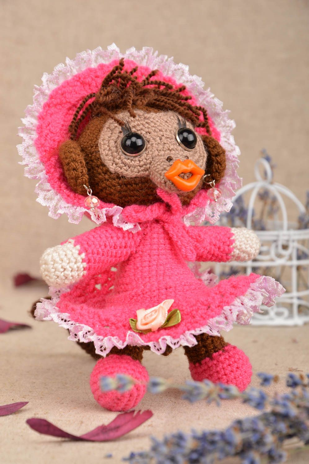 Мягкая вязаная игрушка в виде обезьянки в розовом платьице ручной работы  фото 1