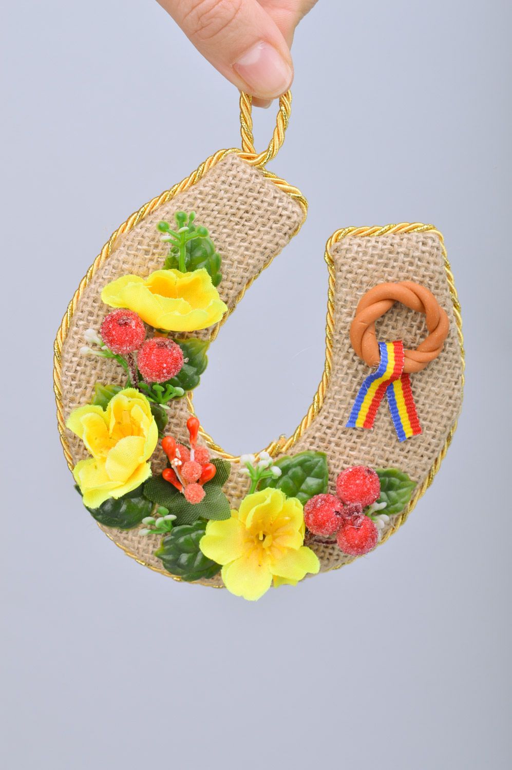 Colgante decorativo con forma de herradura de harpillera con flores artesanal foto 3