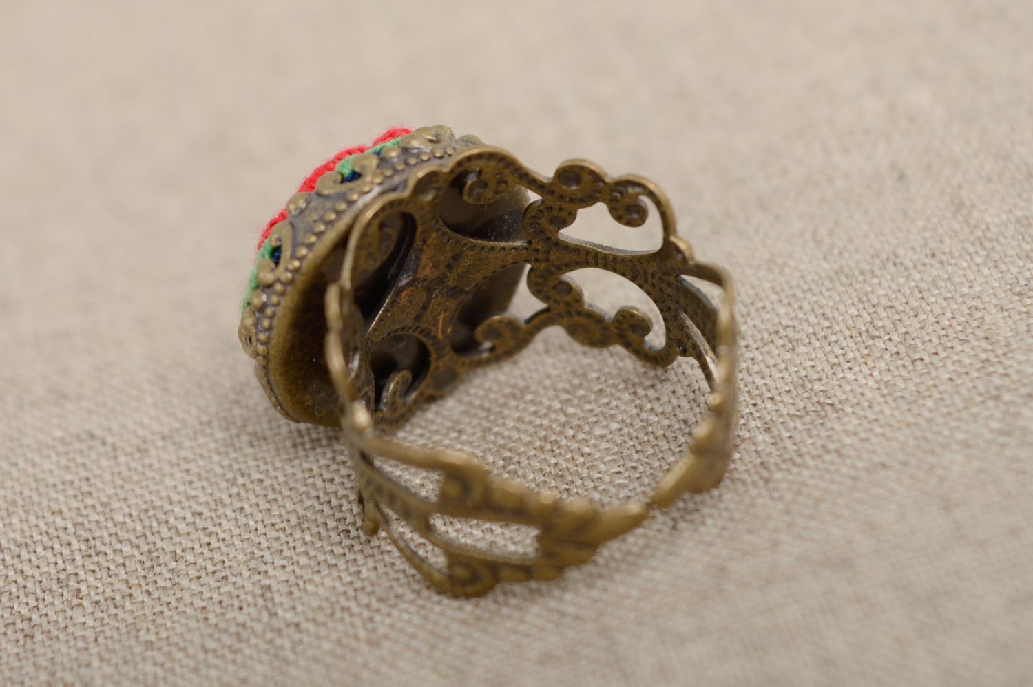 Кольцо с вышивкой в стиле рококо фото 3