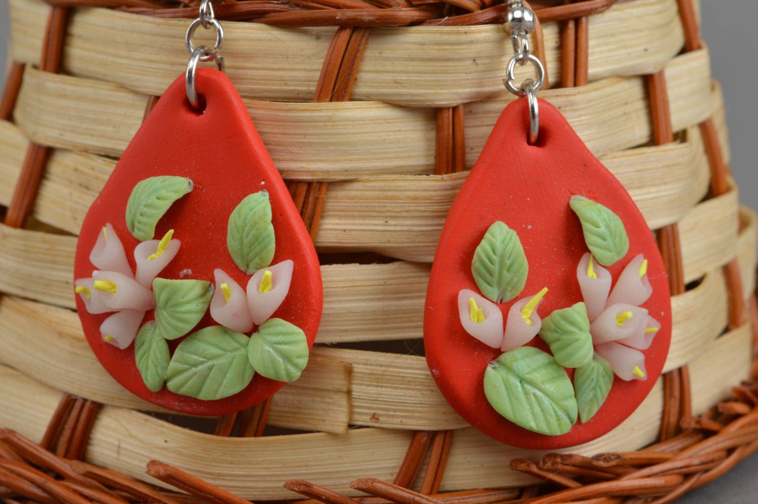 Boucles d'oreilles gouttes rouges avec fleurs en pâte polymère faites main photo 1