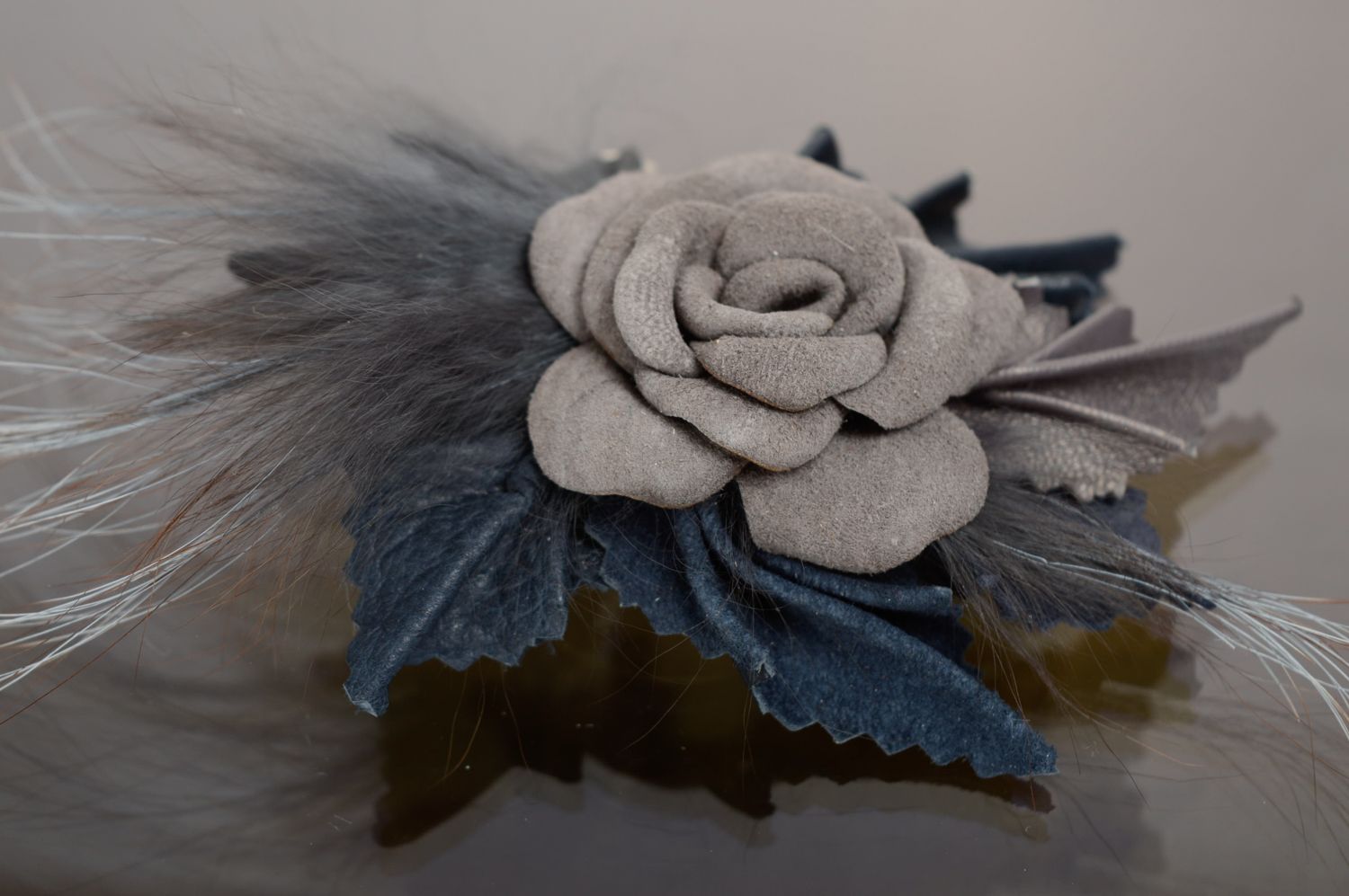Broche de cuero con forma de flor de color gris foto 1