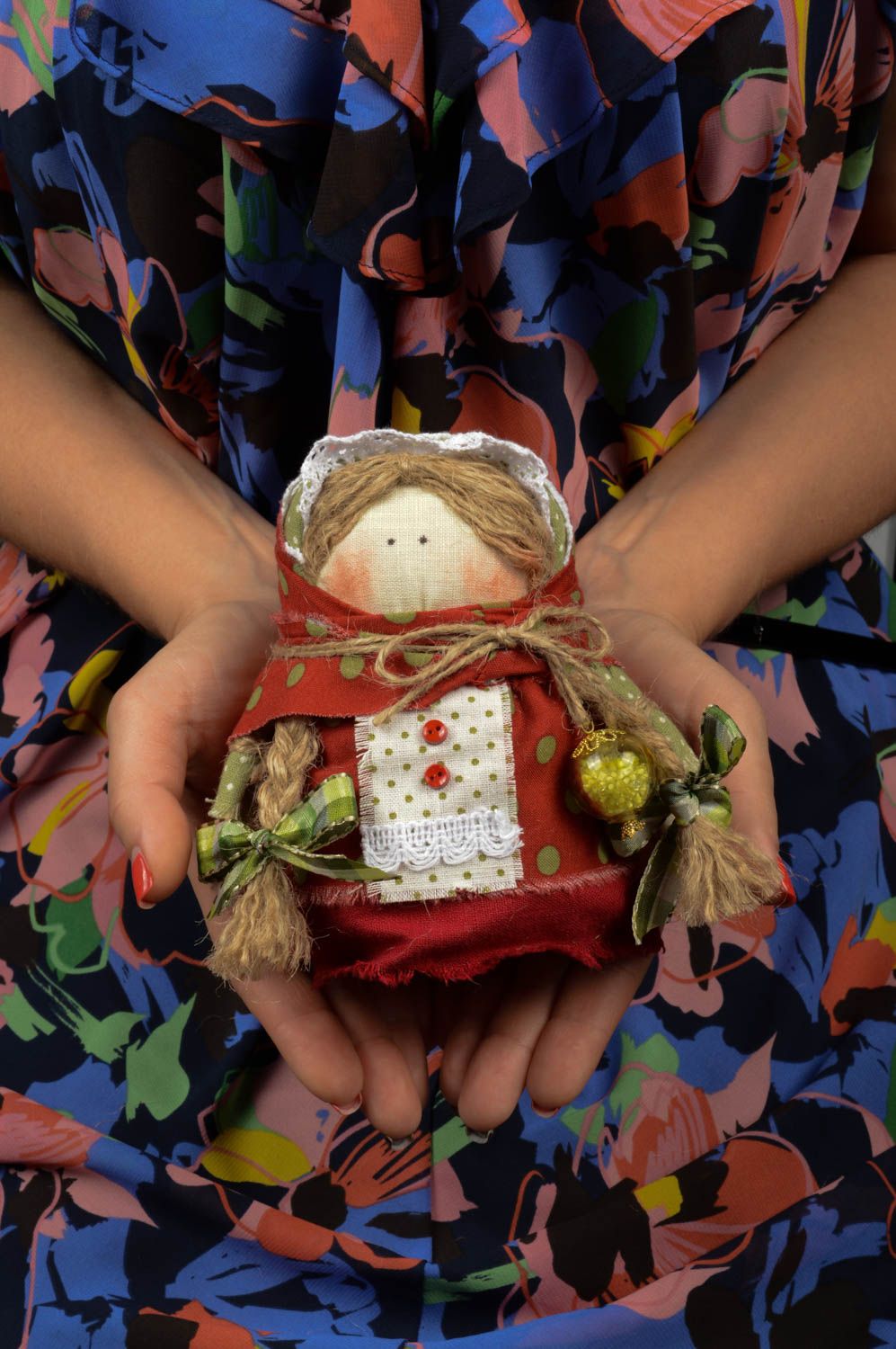 Muñeca de trapo con granos hecha a mano amuleto de protección decoración de casa foto 5