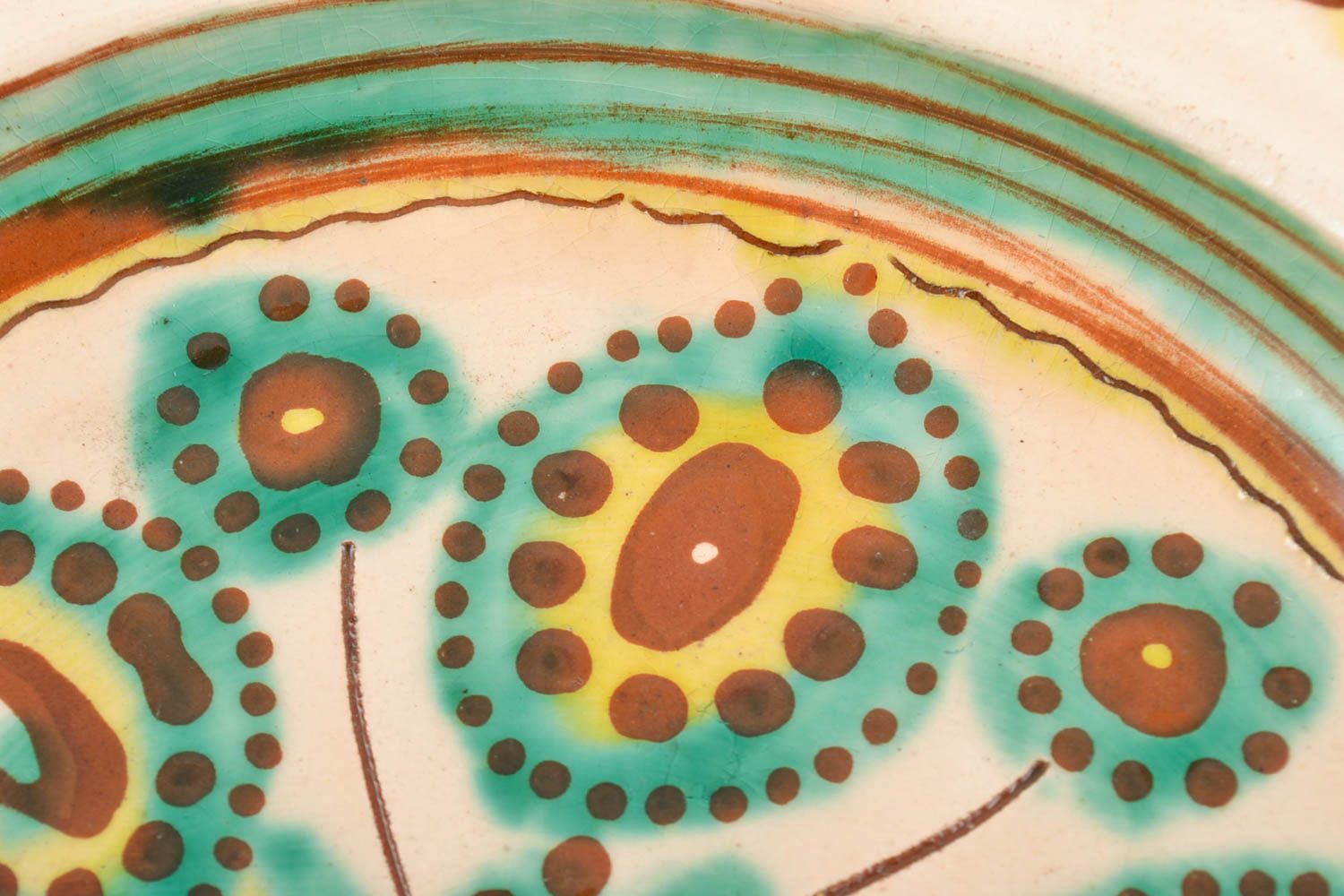 Круглая керамическая тарелка расписанная глазурью ручной работы настенная фото 3