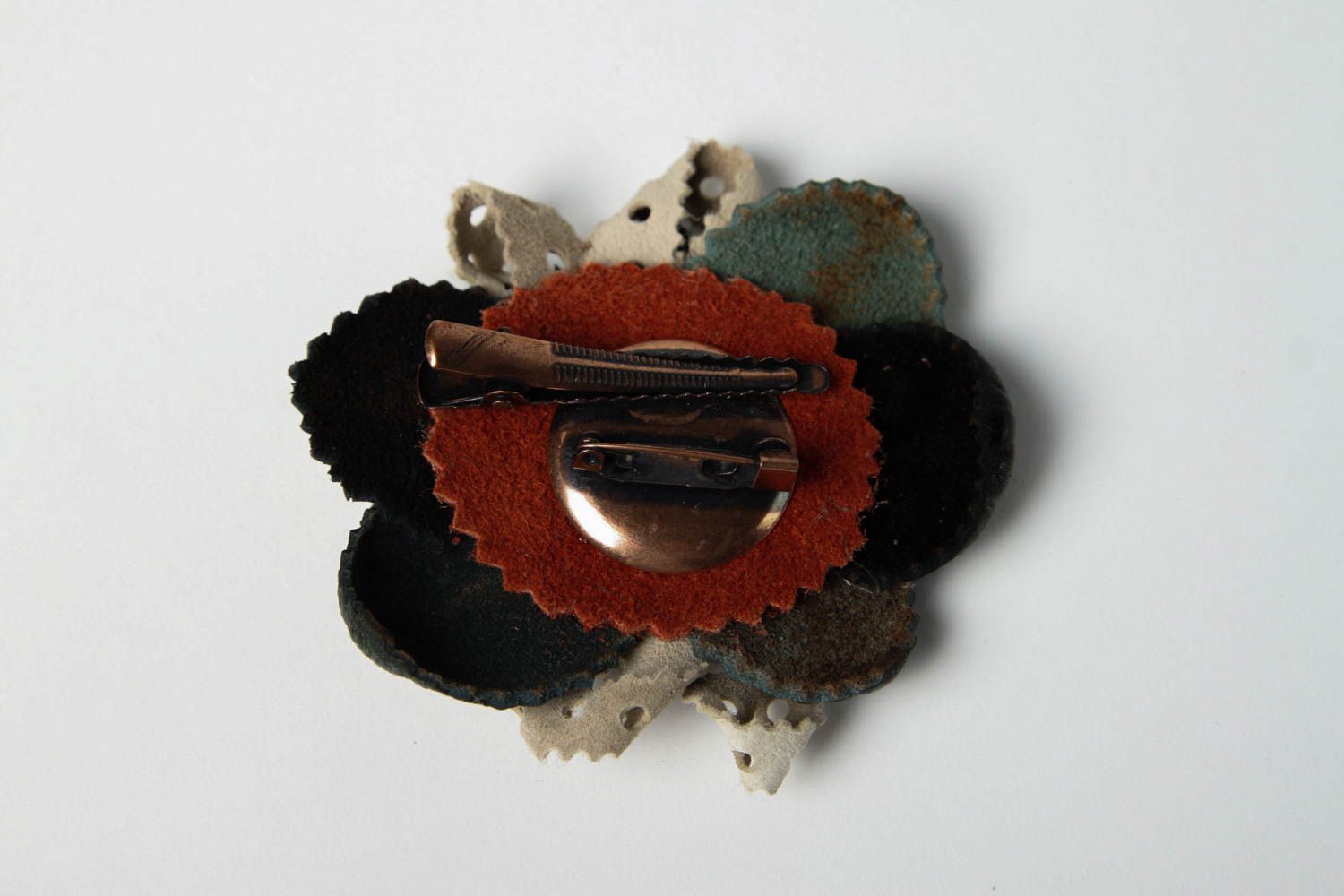 Broche Barrette en cuir faite main marron fleur design Accessoire femme photo 5