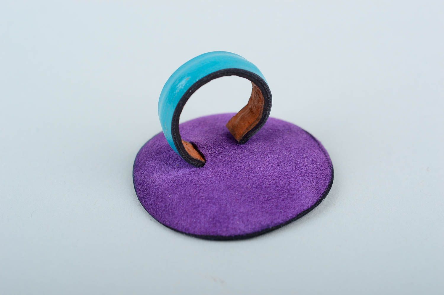 Кольцо ручной работы кольцо из кожи авторское стильное украшение из кожи фото 4