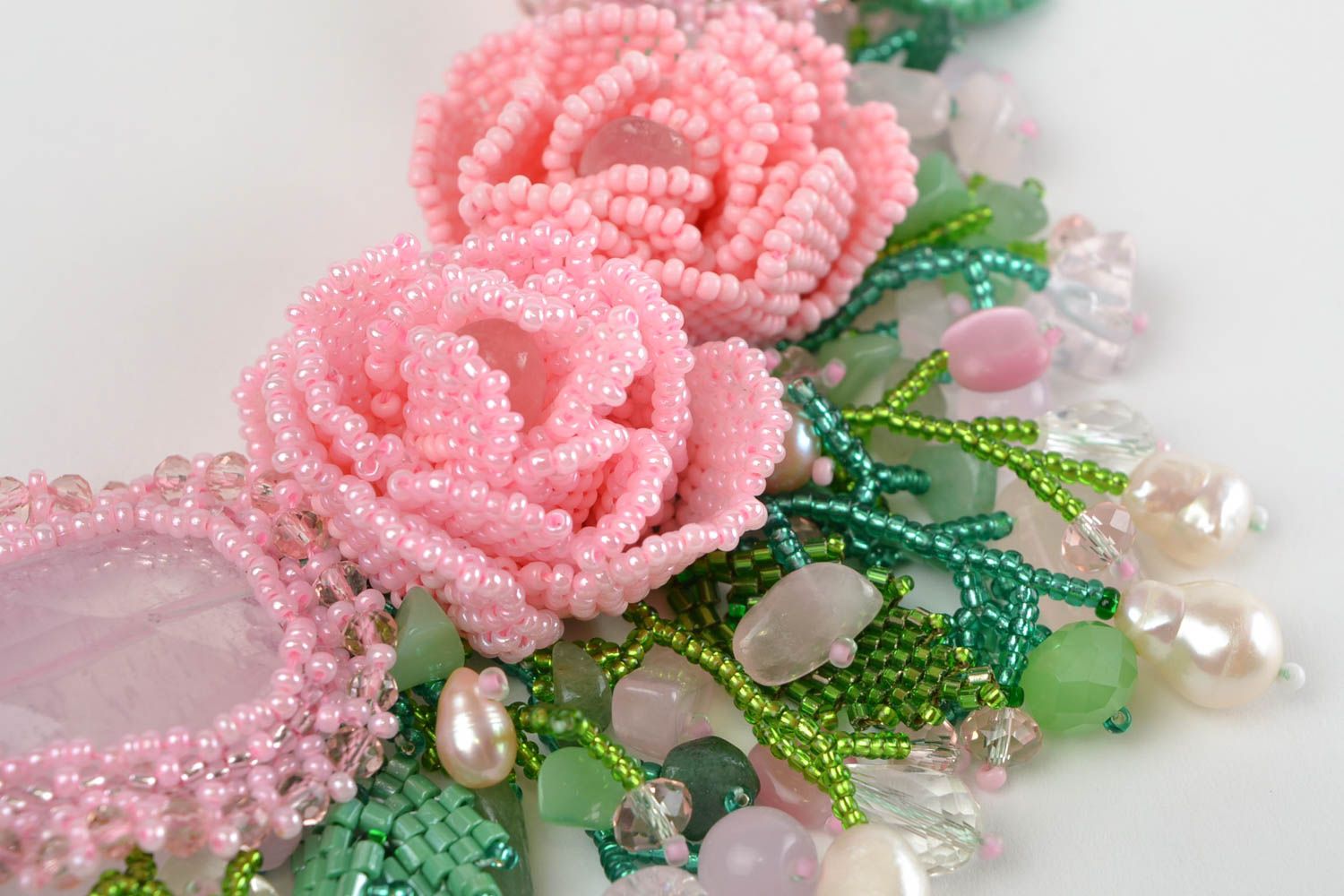 Ожерелье из бисера и натуральных камней розовое цветочное ручной работы фото 4