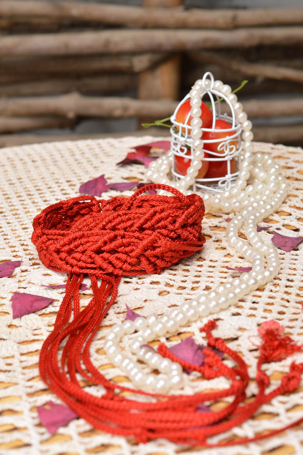 Плетеный поясок из шнура красный ажурный в технике макраме ручной работы фото 1
