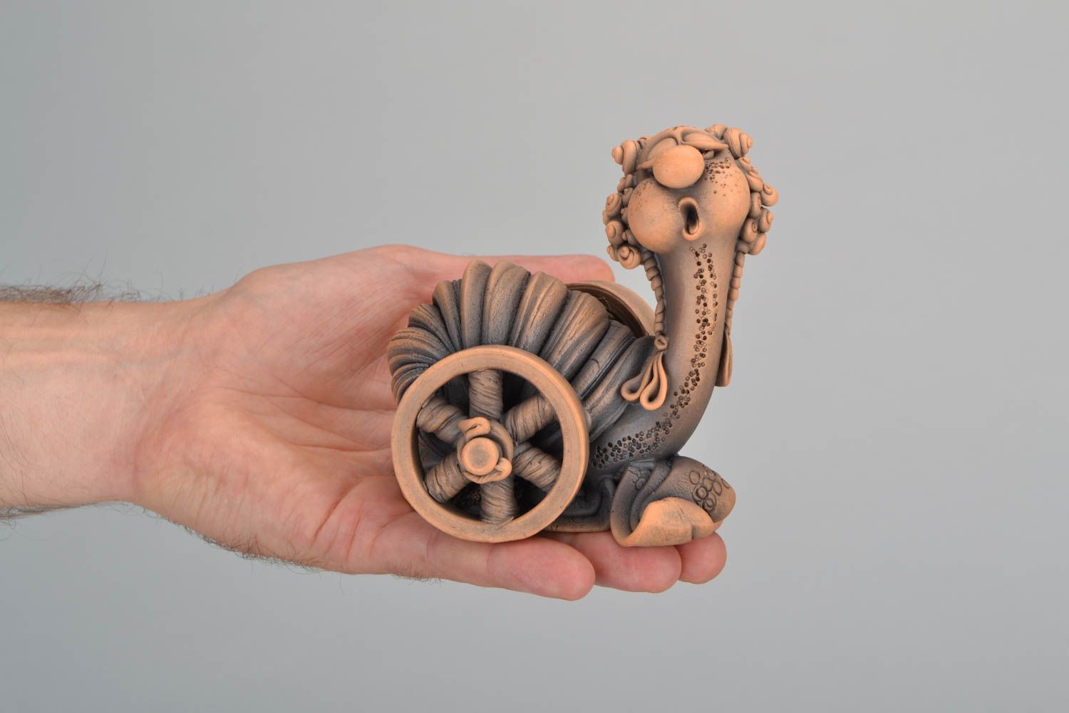 Clay statuette of snail with wheels photo 2