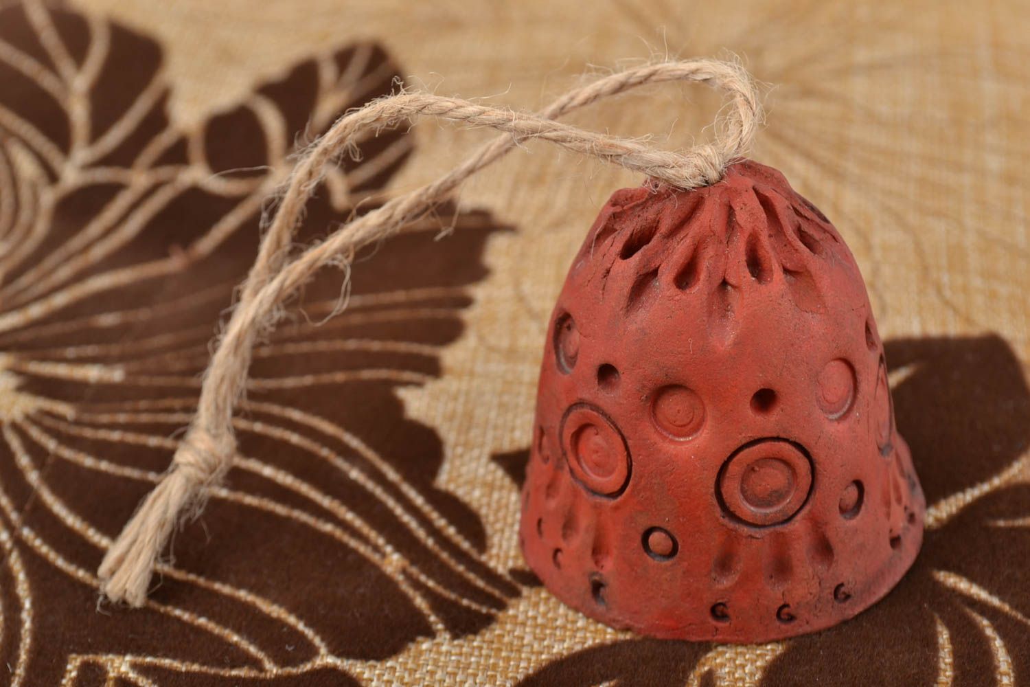 Campanilla cerámica artesanal pequeña bonita de color marrón con el cordón foto 1