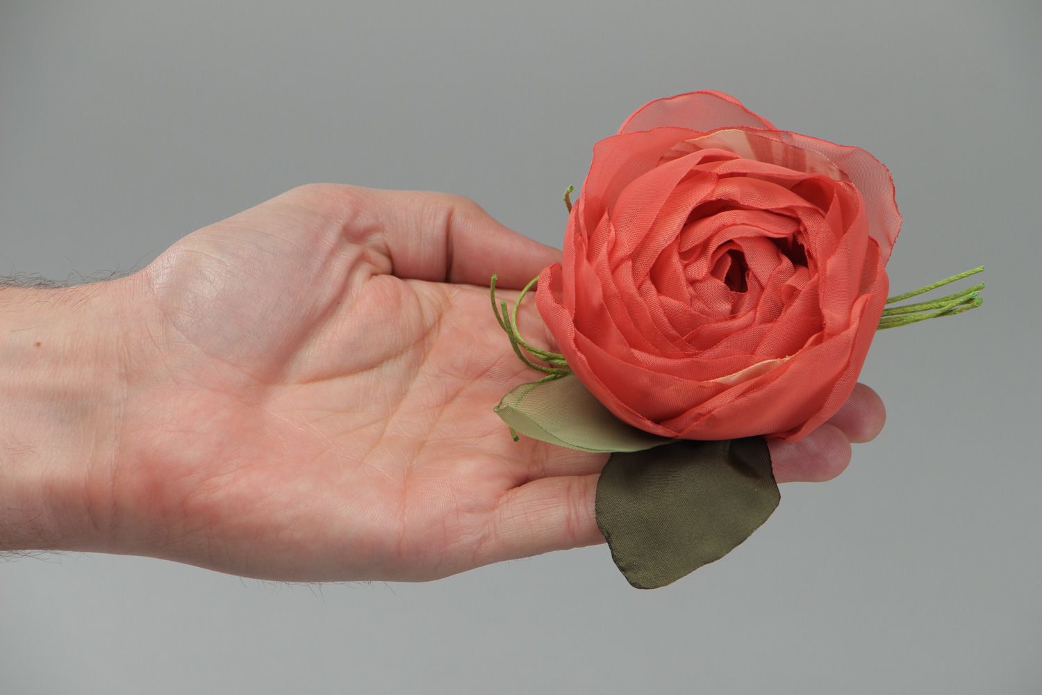 Шифоновая брошь в виде цветка красной розы ручной работы фото 3