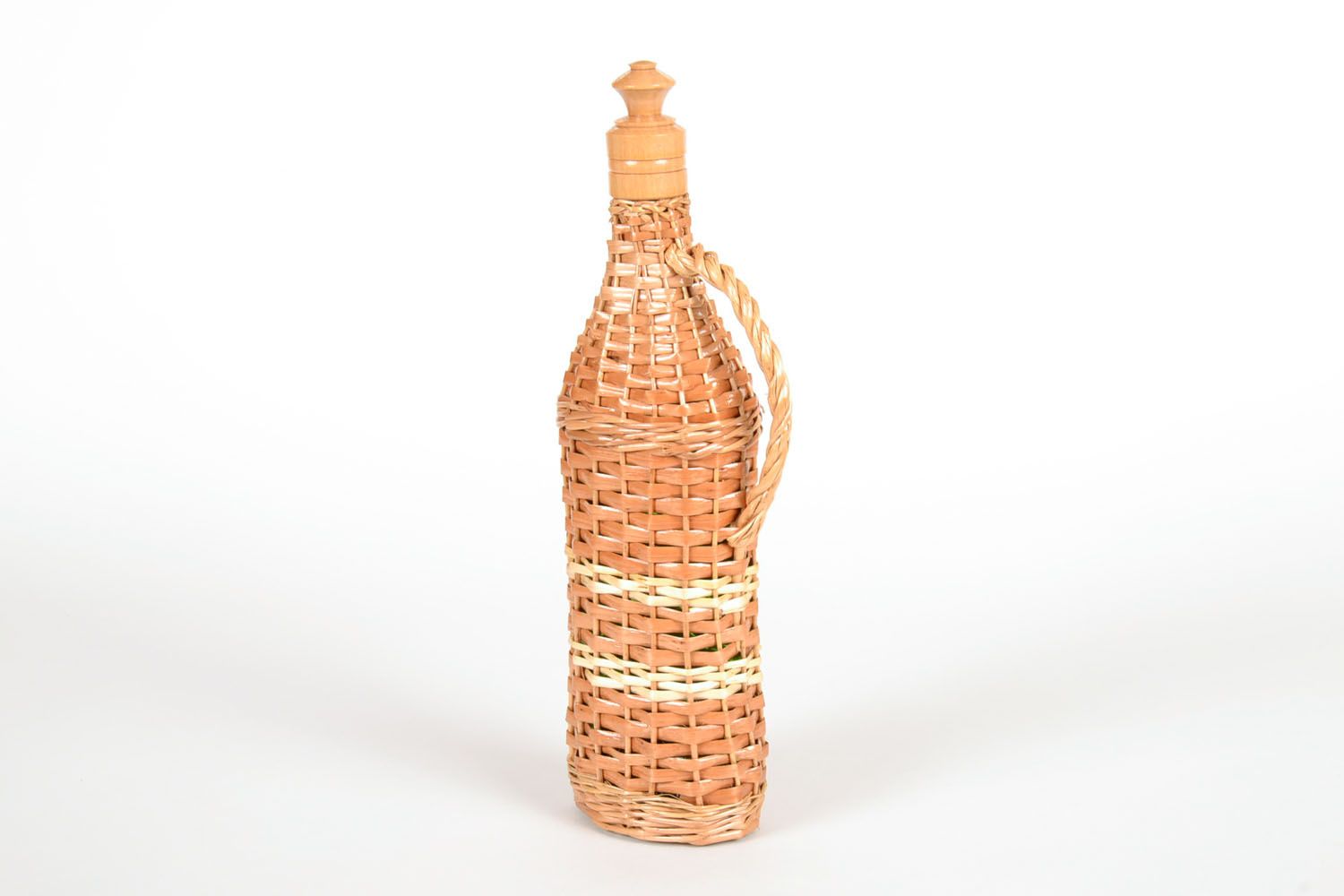 Декоративная плетеная бутылка фото 3