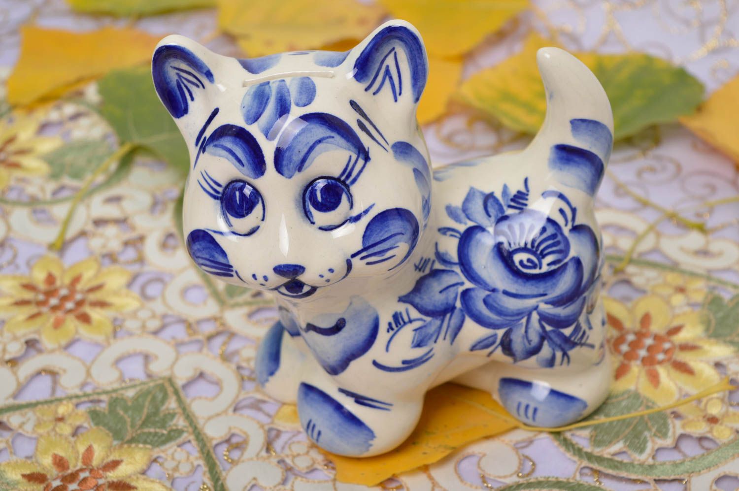 Tirelire chat blanc-bleu Tirelire fait main céramique Cadeau pour enfant photo 1
