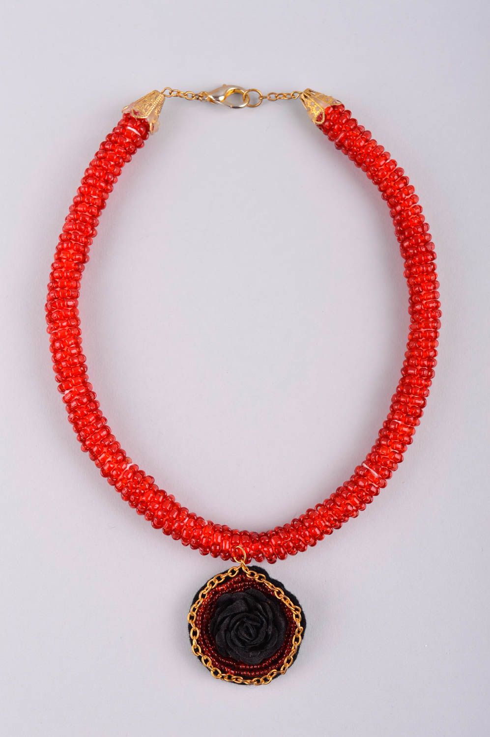 Украшение ручной работы колье из бисера красное ожерелье из бисера с подвеской фото 2