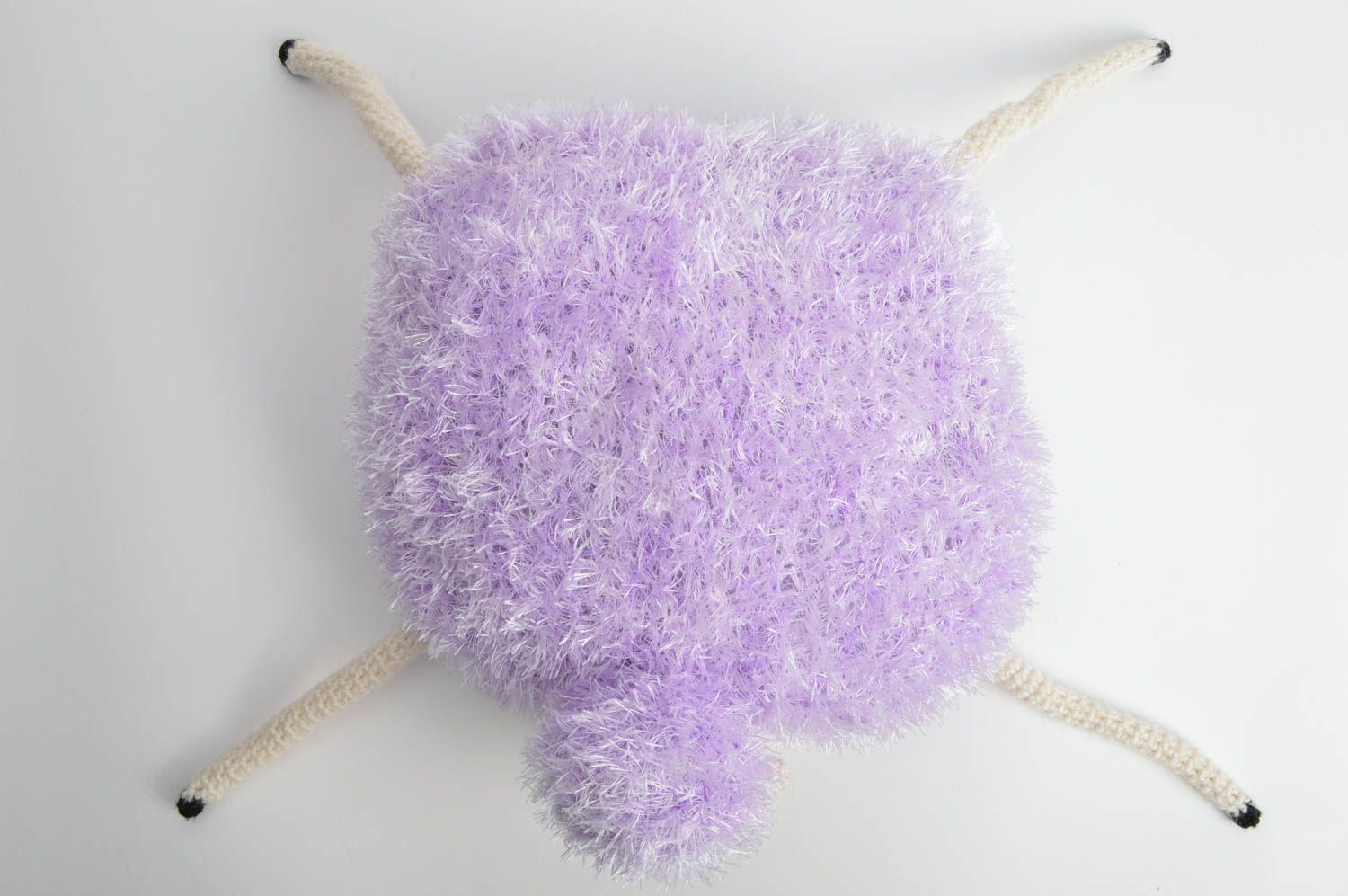 Смешная авторская вязаная игрушка в виде фиолетовой овечки для детей и декора фото 2