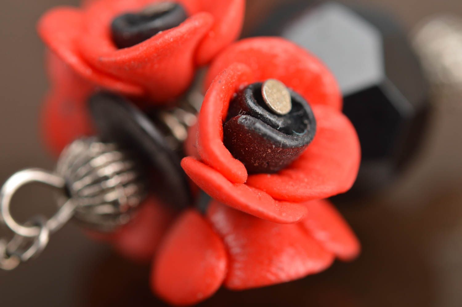 Pendientes de arcilla polimérica artesanales con amapolas rojas pequeños foto 4