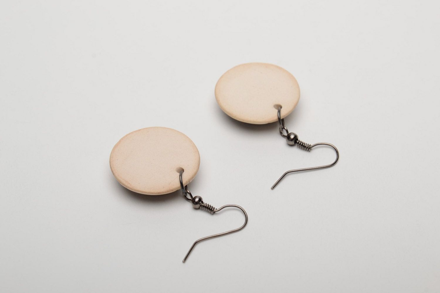 Runde handgemachte Ohrringe aus Ton mit Anhängern samt bunten Emaillen dekoriert foto 4